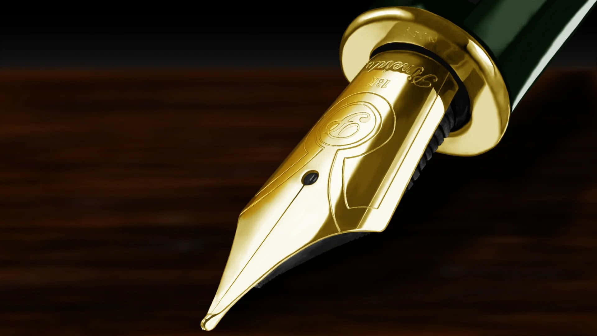 Pen 桌布 壁紙 — 一個閃閃發光的金色鋼筆筆尖的特寫，擱在深色木質表面上。