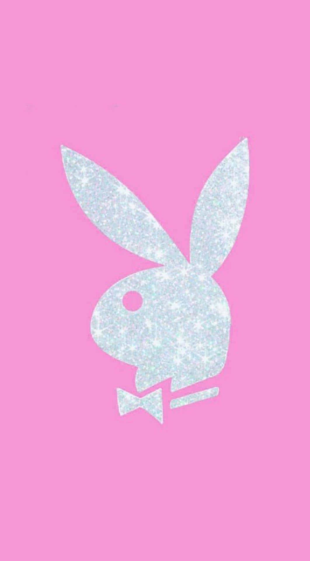 Playboy Aesthetic 桌布 壁紙 — 一個閃閃發光的銀色Playboy兔子標誌，帶有蝴蝶結，居中在純粉紅色背景上。