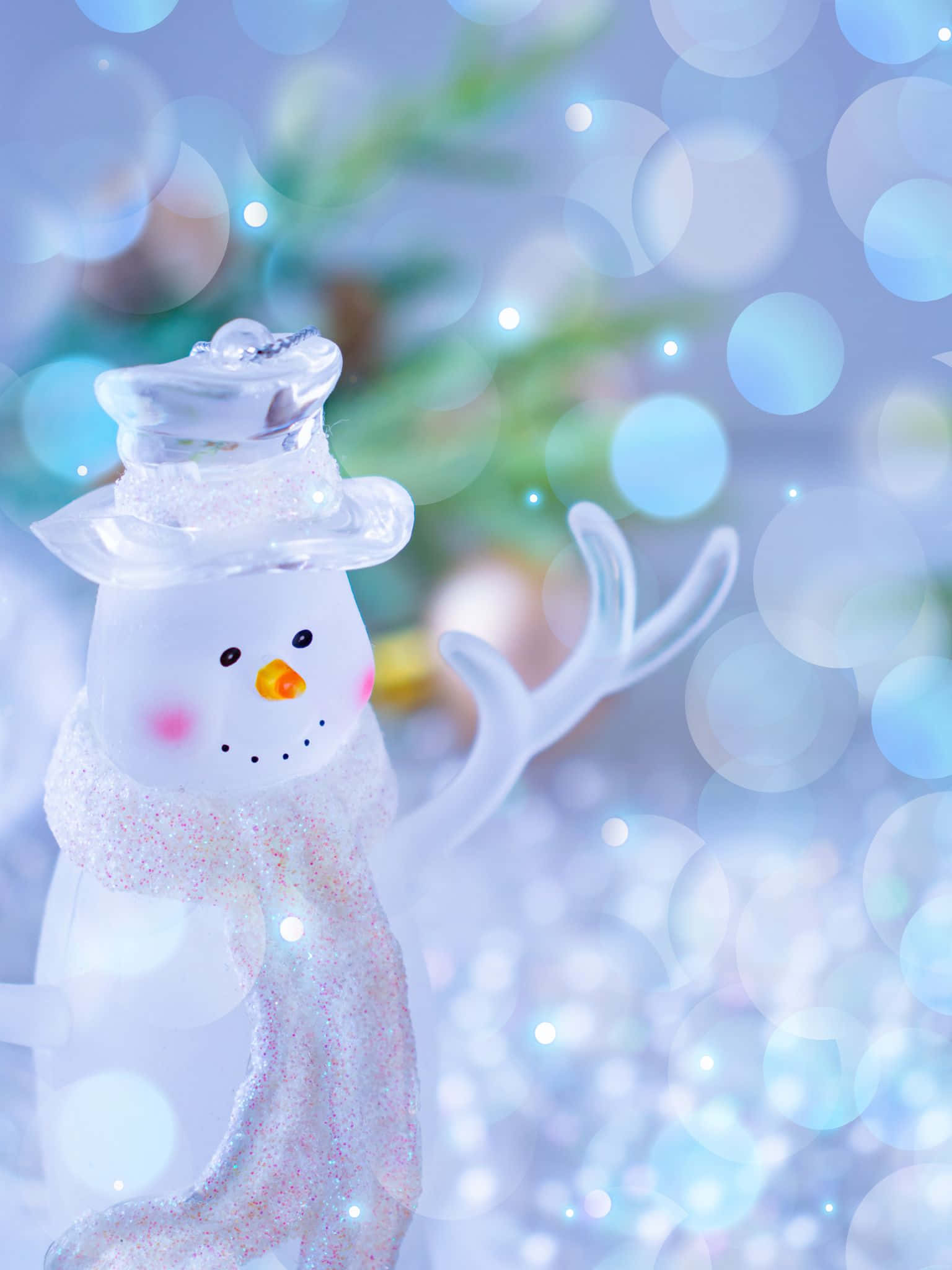 1536x2048 桌布 壁紙 — 一個閃閃發光的雪人公仔，戴著高帽和圍巾，站在夢幻的藍色散景背景前，伴隨著柔和燈光。