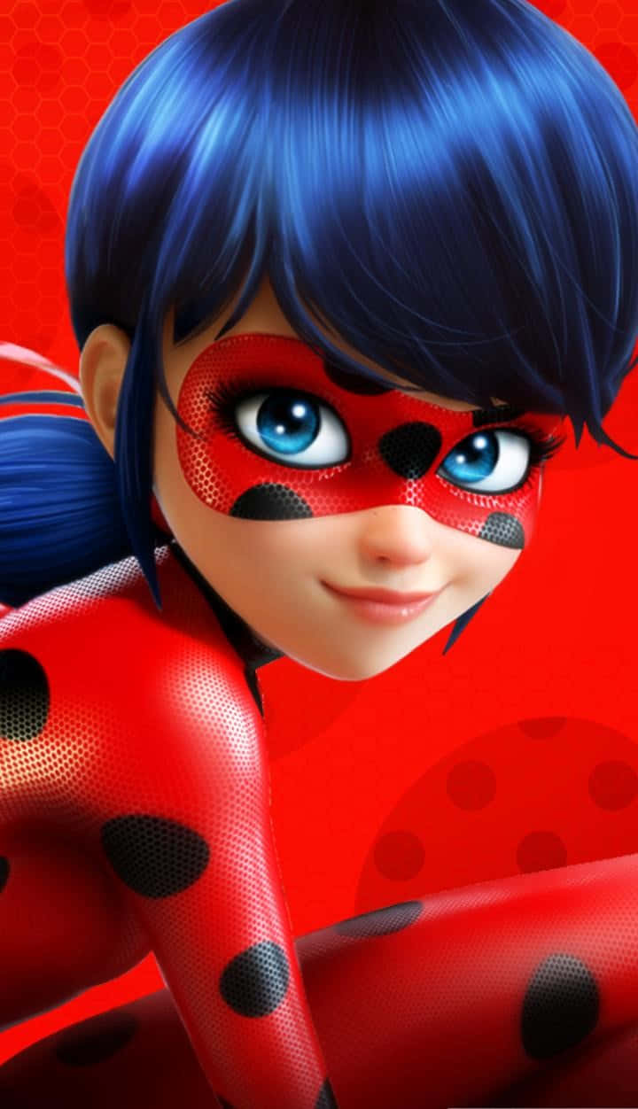 Marinette 桌布 壁紙 — 一個開心動畫女孩的特寫，藍色頭髮，紅色瓢蟲服裝，背景是鮮紅色。