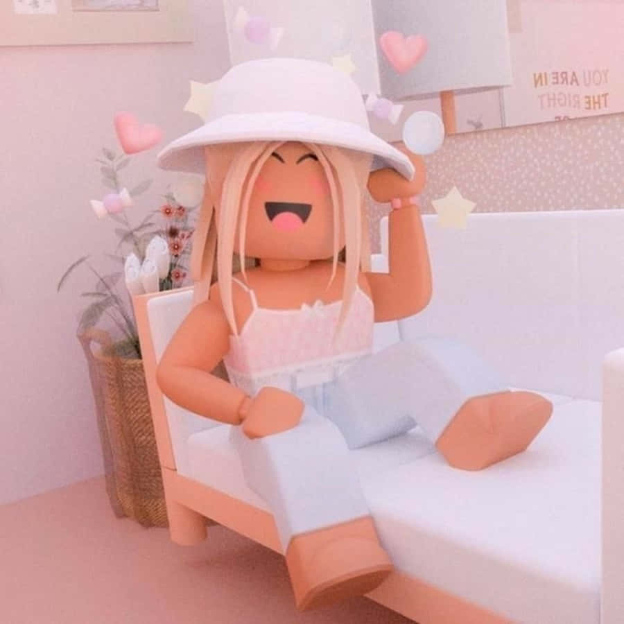 美學 Roblox 女孩 桌布 壁紙 — 一個開心的 Roblox 頭像，金髮戴白帽，坐在粉紅色椅子上，房間以粉彩色調裝飾，點綴心形和星星。