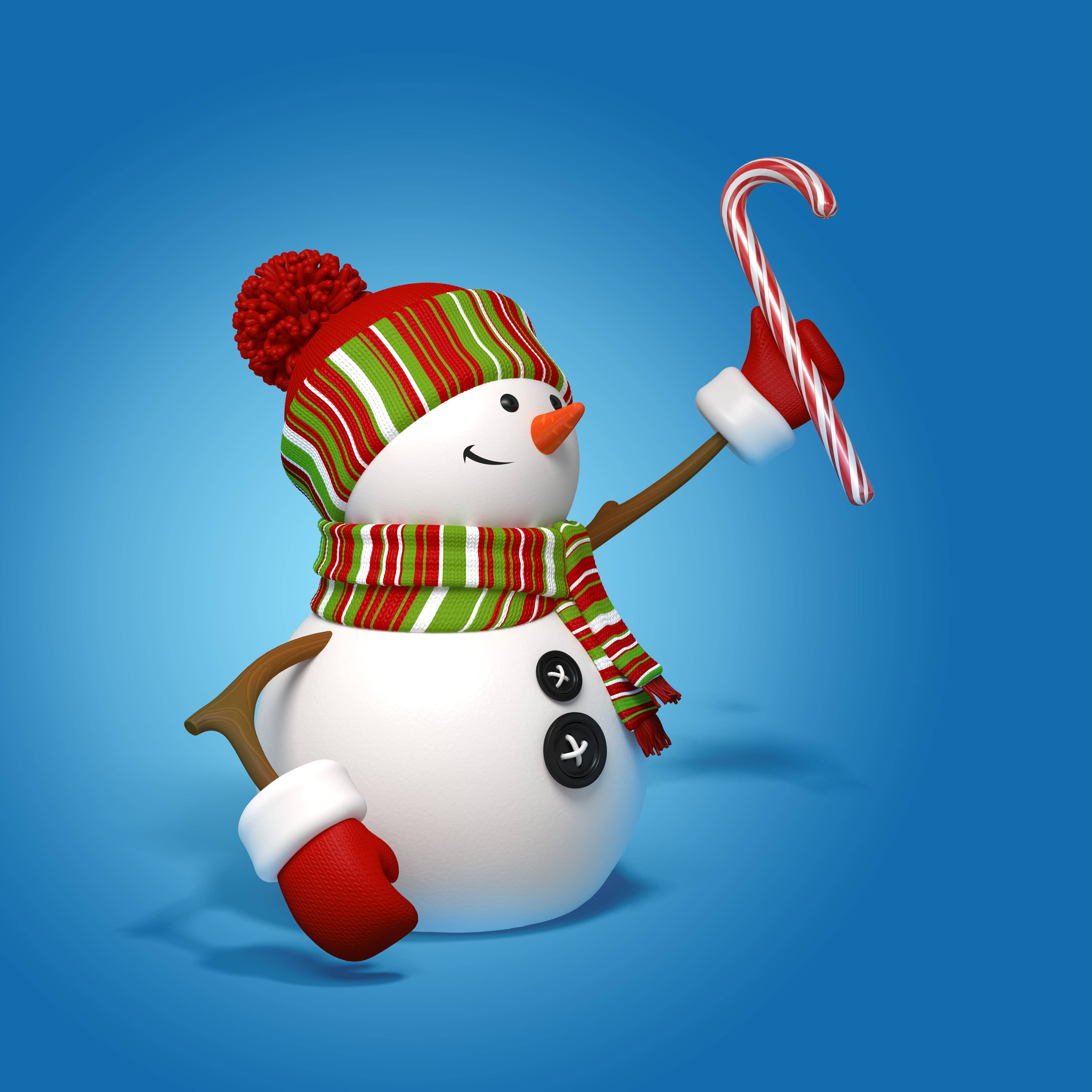 Cute Winter 桌布 壁紙 — 一個開心的3D渲染雪人，戴著紅綠條紋帽子、圍巾和手套，在純藍色背景前拿著一根拐杖糖。