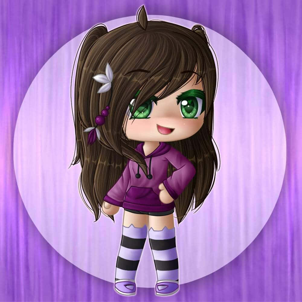 Gacha 桌布 壁紙 — 一個開心的chibi動漫女孩，綠色眼睛和棕色頭髮，站在紫色圓形背景上，穿著紫色連帽衫和條紋襪子。