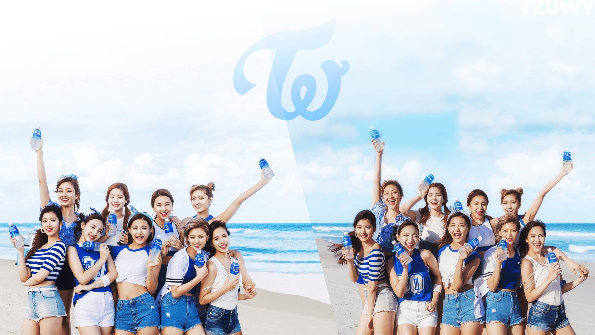 twice 桌布 壁紙 — 一個開心的K-pop女團在陽光明媚的海灘上擺姿勢，手持藍色瓶子，一個大型「Tw」標誌漂浮在她們上方。