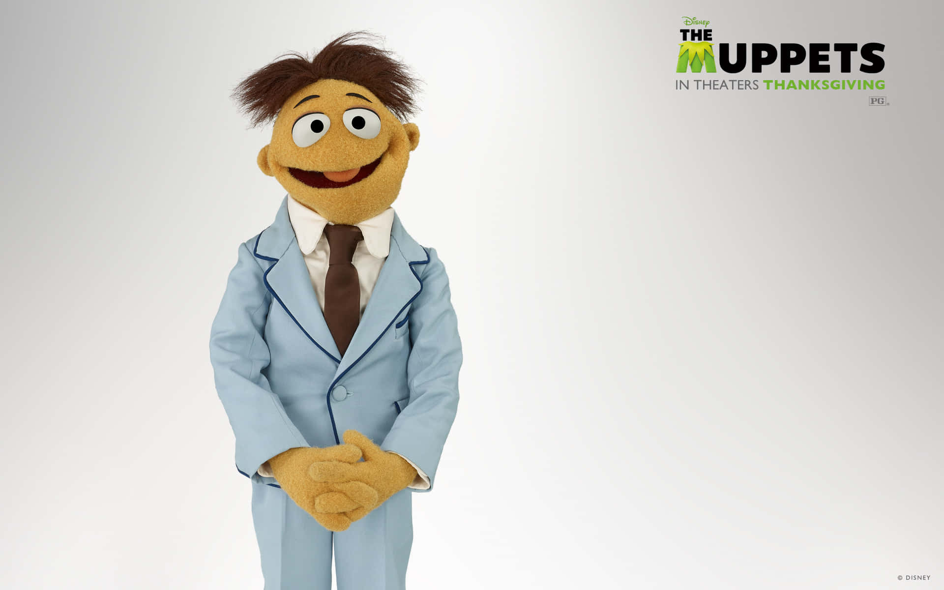 Animal Muppet 桌布 壁紙 — 一個開心的Muppet角色，身穿淺藍色西裝和棕色領帶，站在純白色背景前。