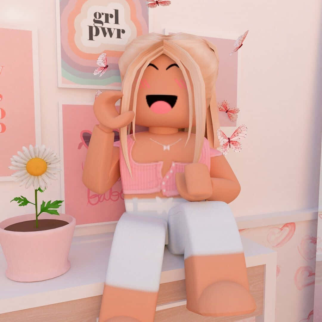 美學 Roblox 女孩 桌布 壁紙 — 一個開心的Roblox金髮女孩坐在一個粉紅色房間的架子上，房間裝飾著蝴蝶和雛菊。