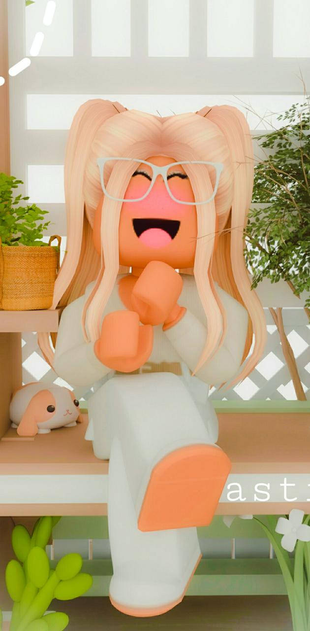 美學 Roblox 女孩 桌布 壁紙 — 一個開心的Roblox頭像，金色雙馬尾戴眼鏡，坐在木長椅上，周圍有綠色植物，開懷大笑。
