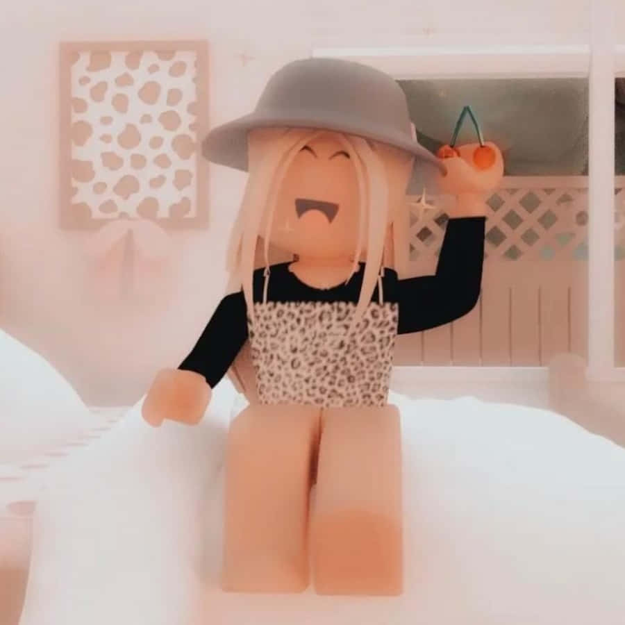 美學 Roblox 女孩 桌布 壁紙 — 一個開心的Roblox頭像，金髮，戴灰色帽子，坐在一張毛茸茸的白色床上，拿著櫻桃。