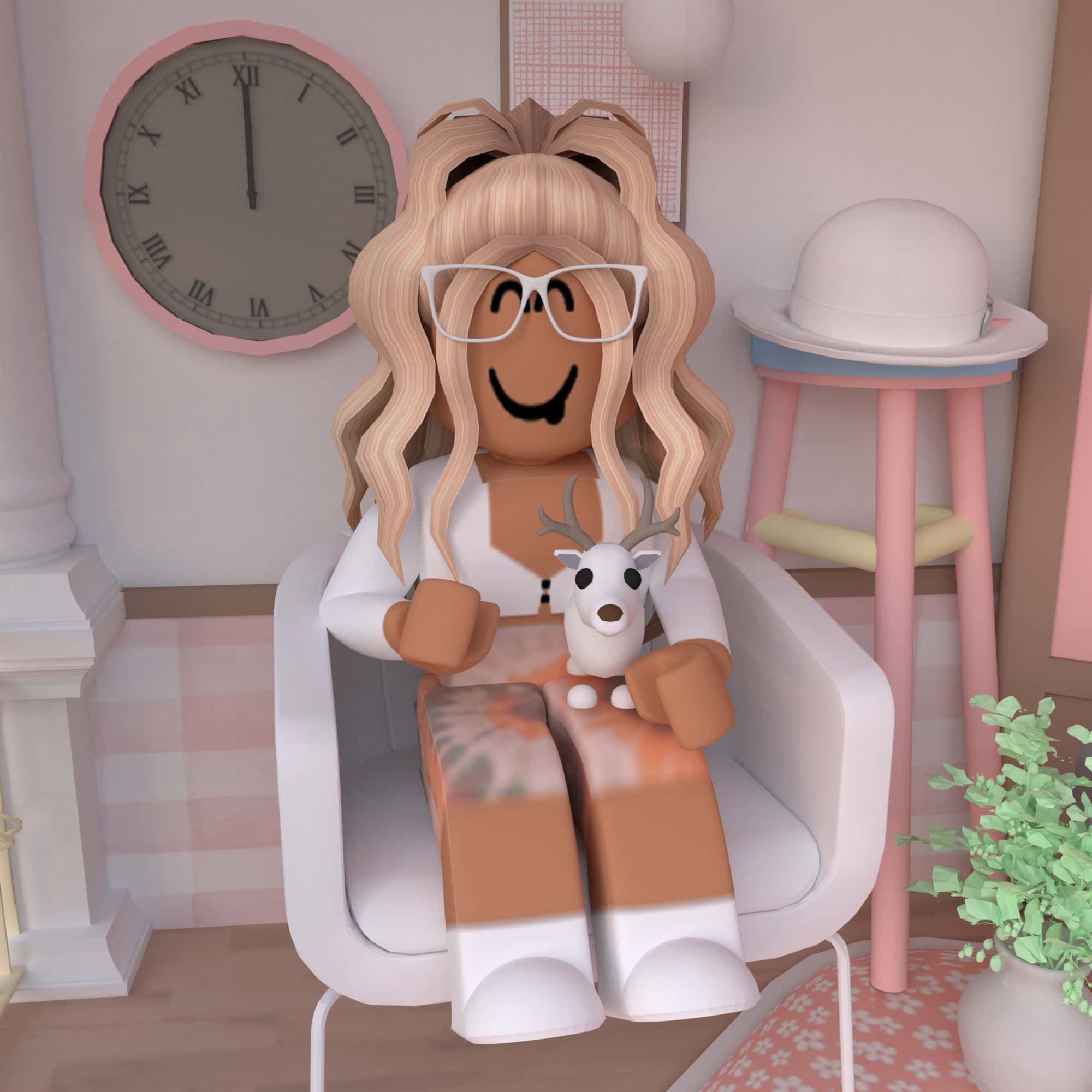 Roblox Aesthetic 桌布 壁紙 — 一個開心的Roblox頭像，金髮戴眼鏡，坐在白色椅子上，在粉紅色房間裡抱著一隻小鹿玩偶。