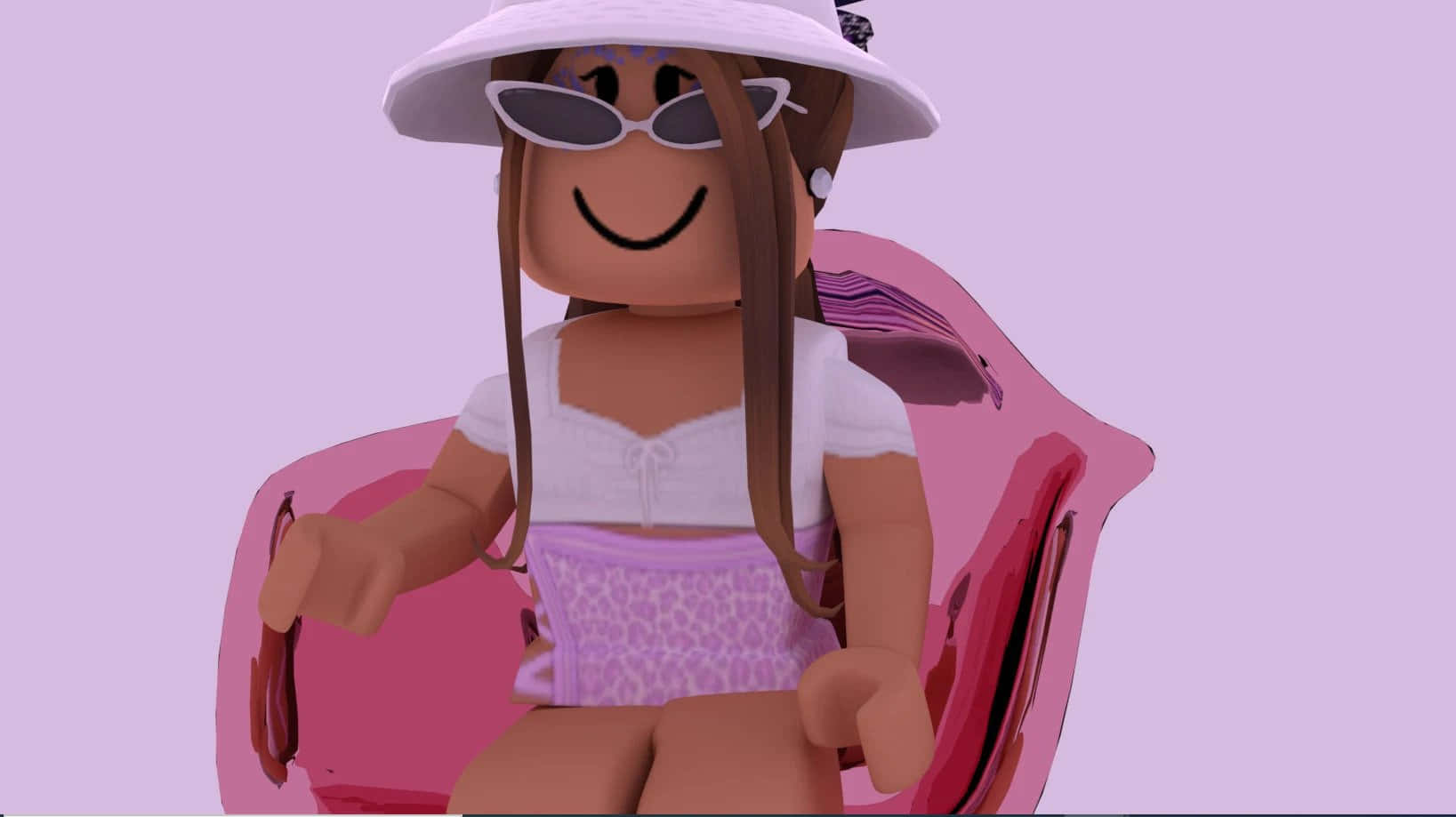 美學 Roblox 女孩 桌布 壁紙 — 一個開心的Roblox頭像，長長的棕色頭髮和白色太陽眼鏡，在柔和薰衣草背景前放鬆地坐在粉紅色椅子上。
