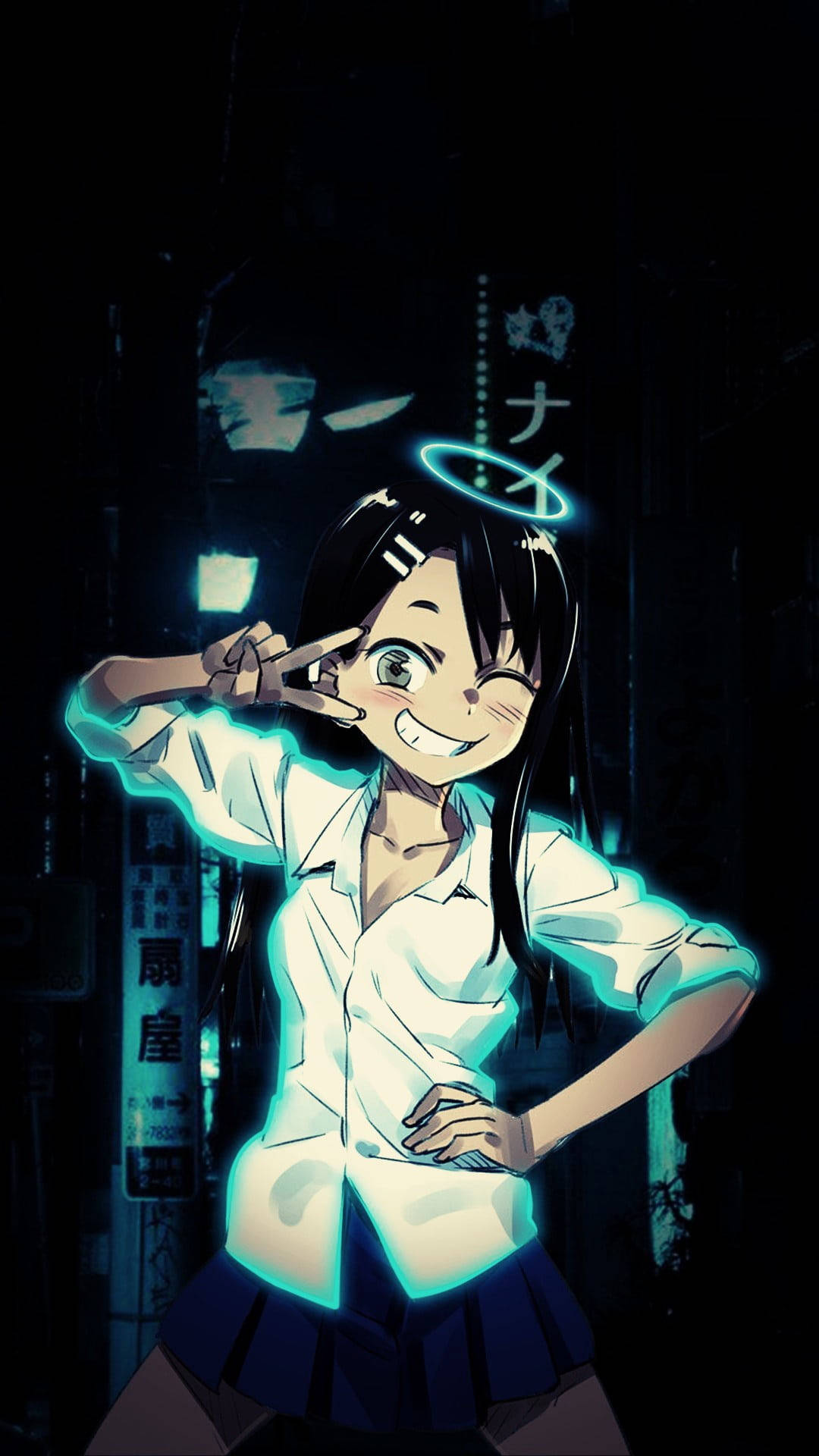 Nagatoro 桌布 壁紙 — 一個開心的動漫女孩，帶有發光的青色光環，在夜晚霓虹燈照亮的城市小巷中眨眼並比出和平手勢。
