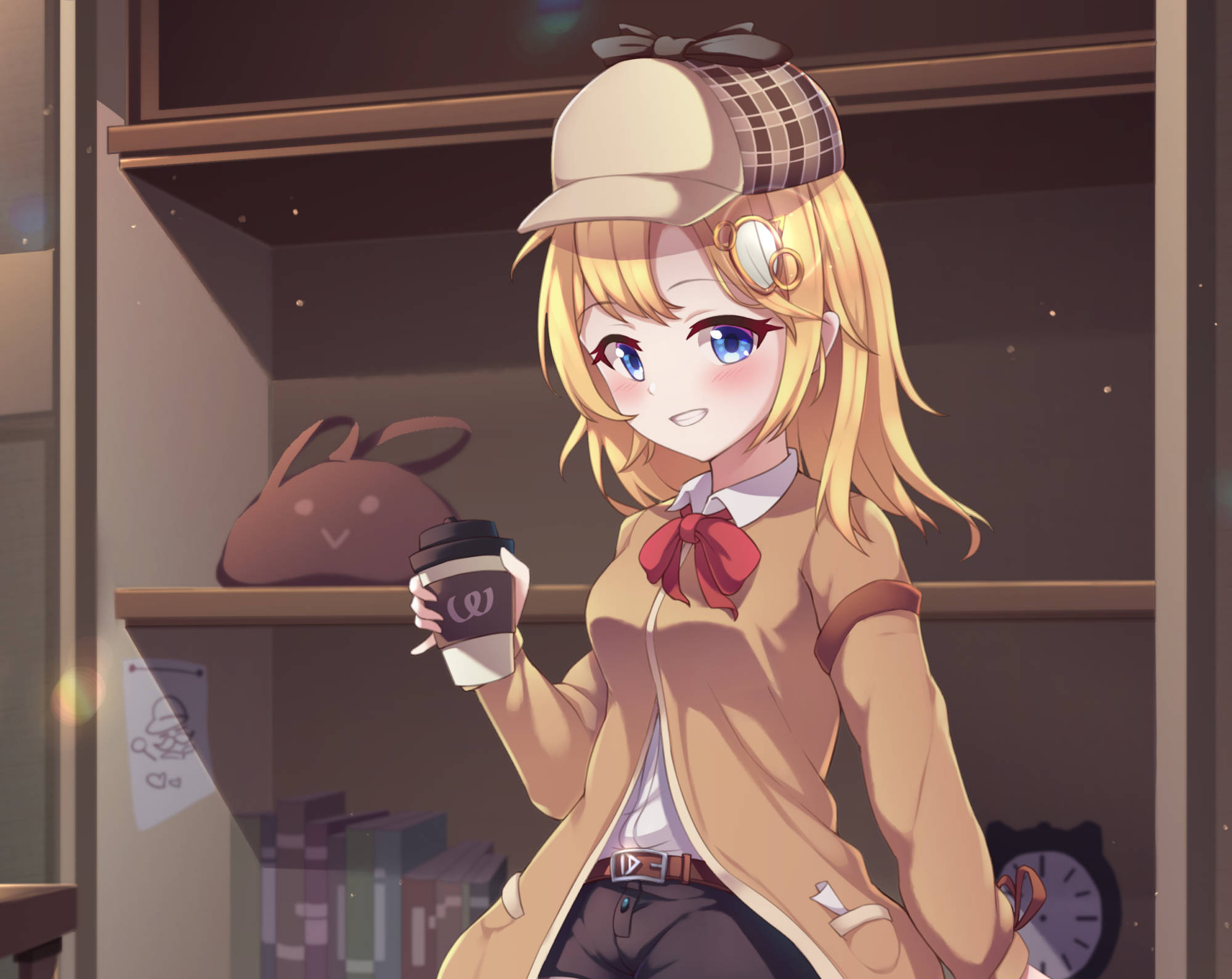 Amelia 桌布 壁紙 — 一個開心的動漫女孩，戴著偵探帽和風衣，在黃昏時分的舒適書店裡拿著一杯咖啡。