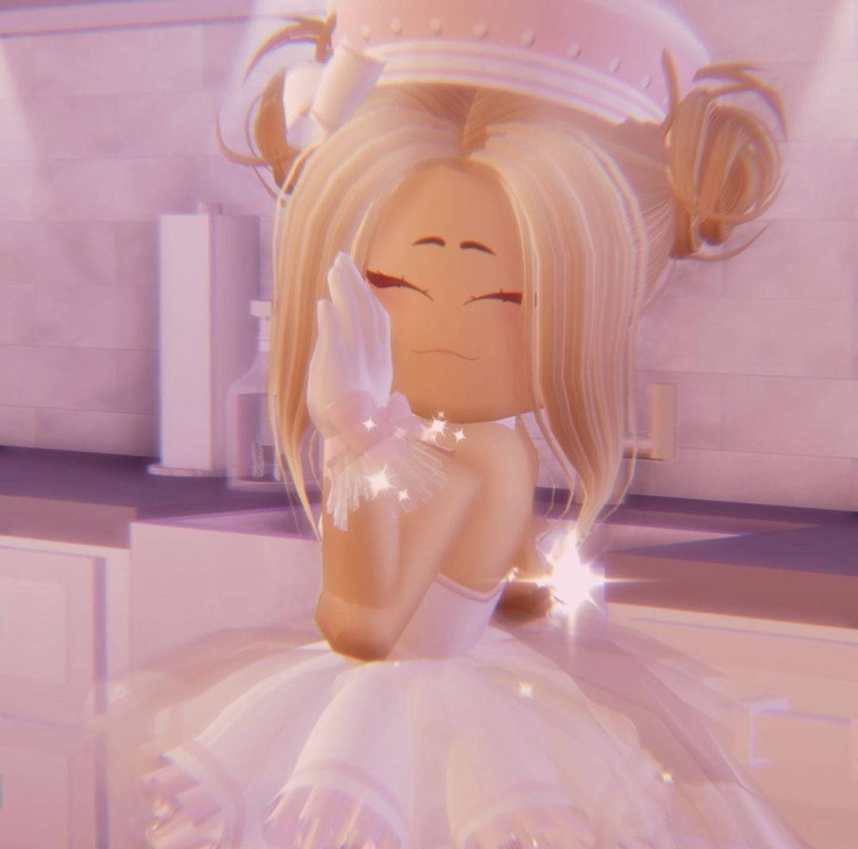 Roblox Royale High 桌布 壁紙 — 一個開心的動漫女孩，戴著粉紅色皇冠和穿著粉紅色裙子，在柔和色調的浴室裡微笑著拿著發光的魔法棒。
