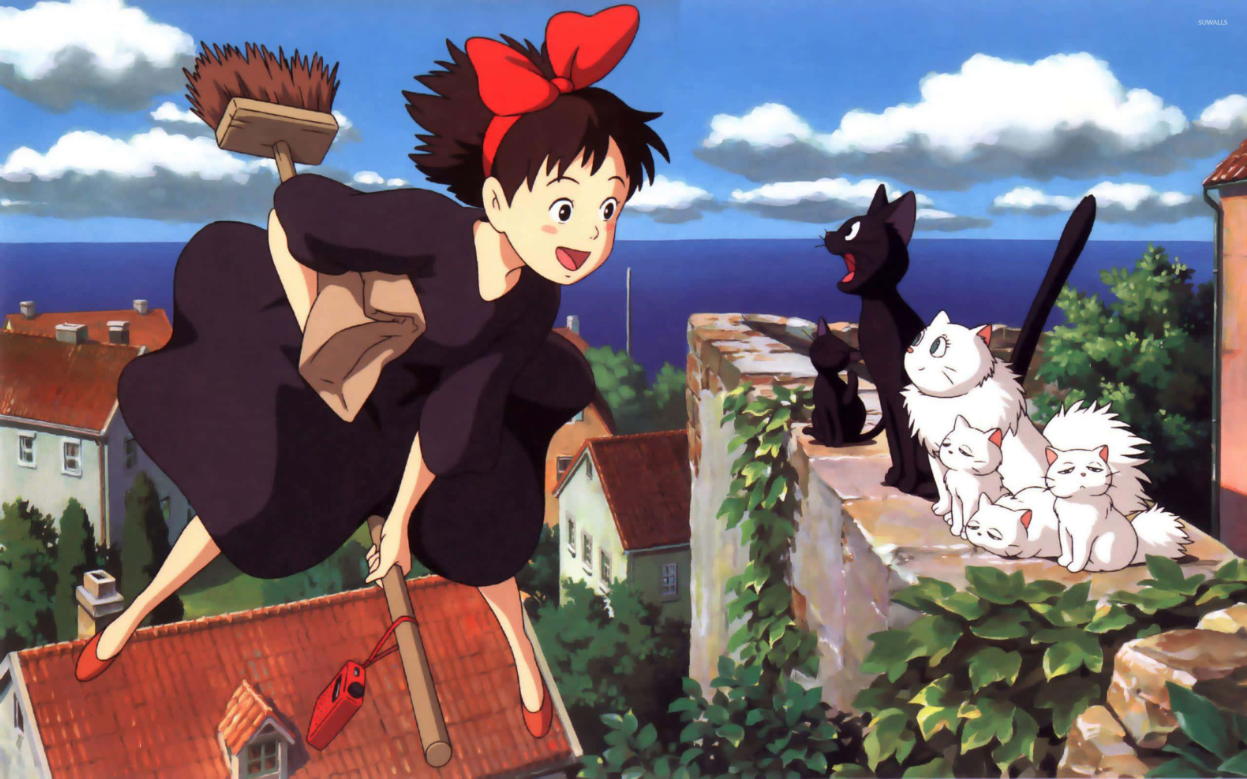 Jiji Cat 桌布 壁紙 — 一個開心的動漫女孩，戴著紅色蝴蝶結，拿著掃帚飛越屋頂，黑白貓咪從石牆上觀看。