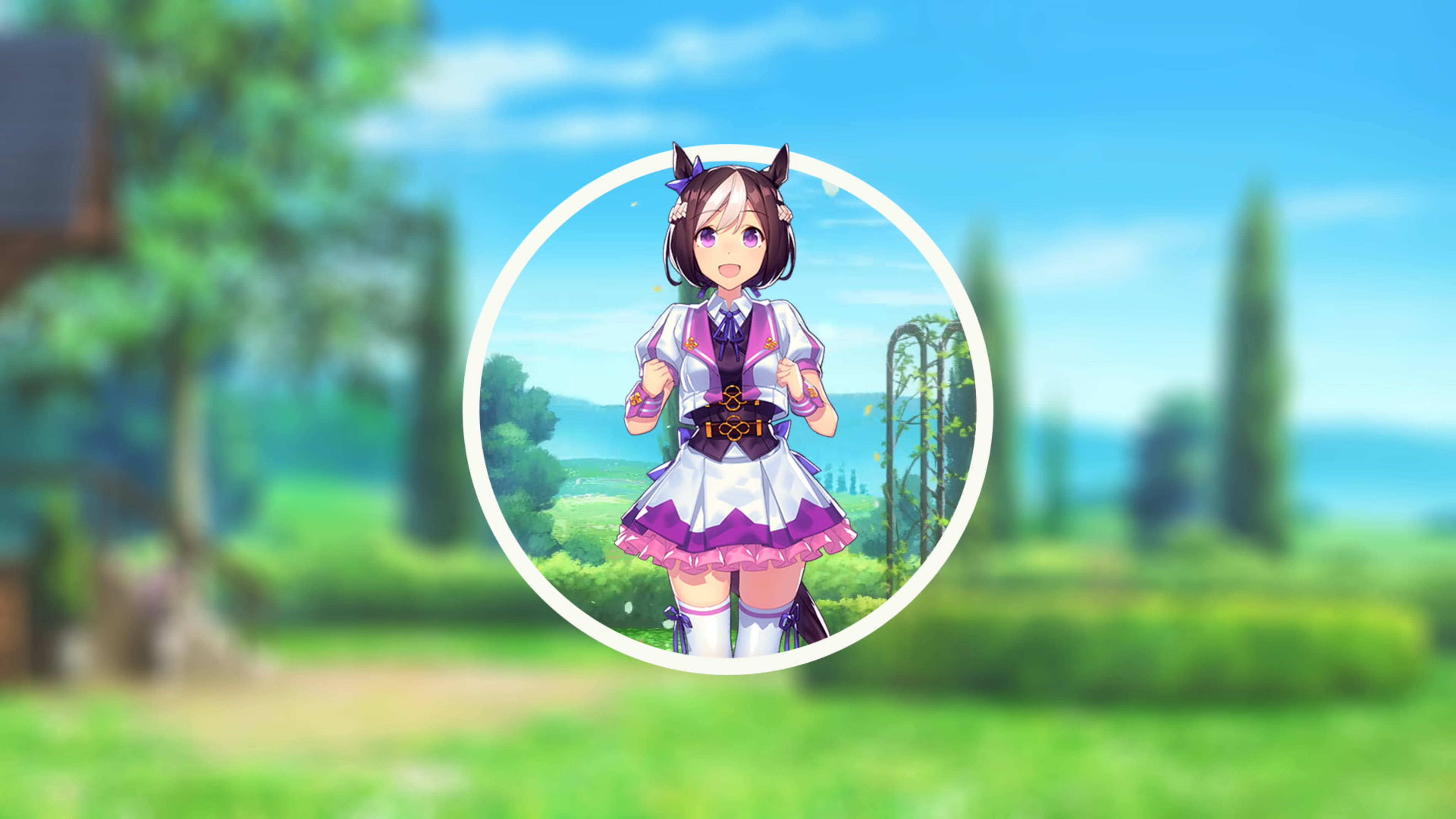 Uma 桌布 壁紙 — 一個開心的動漫女孩，戴著貓耳朵，穿著紫色和白色的服裝，站在一個明亮的圓形框架內，背景是鬱鬱蔥蔥的綠色花園。