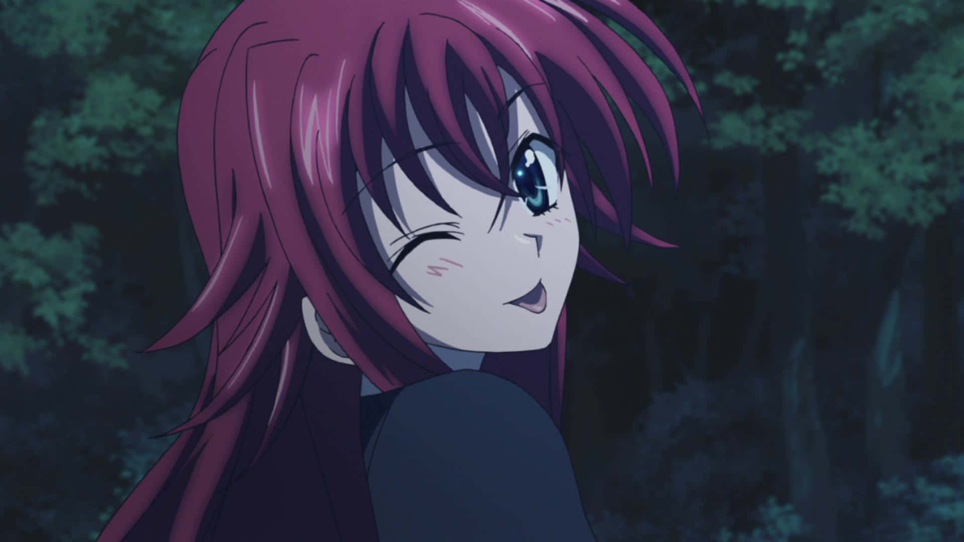 Rias Gremory 桌布 壁紙 — 一個開心的動漫女孩，擁有洋紅色頭髮和一隻閉上的眼睛，在夜晚的黑暗森林中微笑。