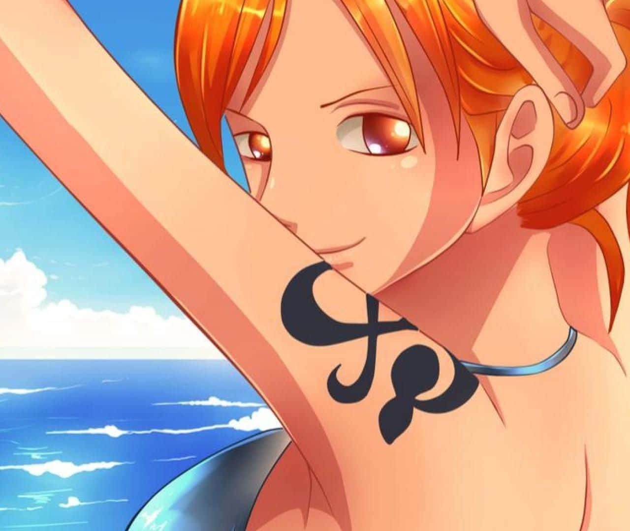 Nami 桌布 壁紙 — 一個開心的動漫女孩，擁有火橙色頭髮和黑色刺青，在明亮的藍色海洋背景下微笑。