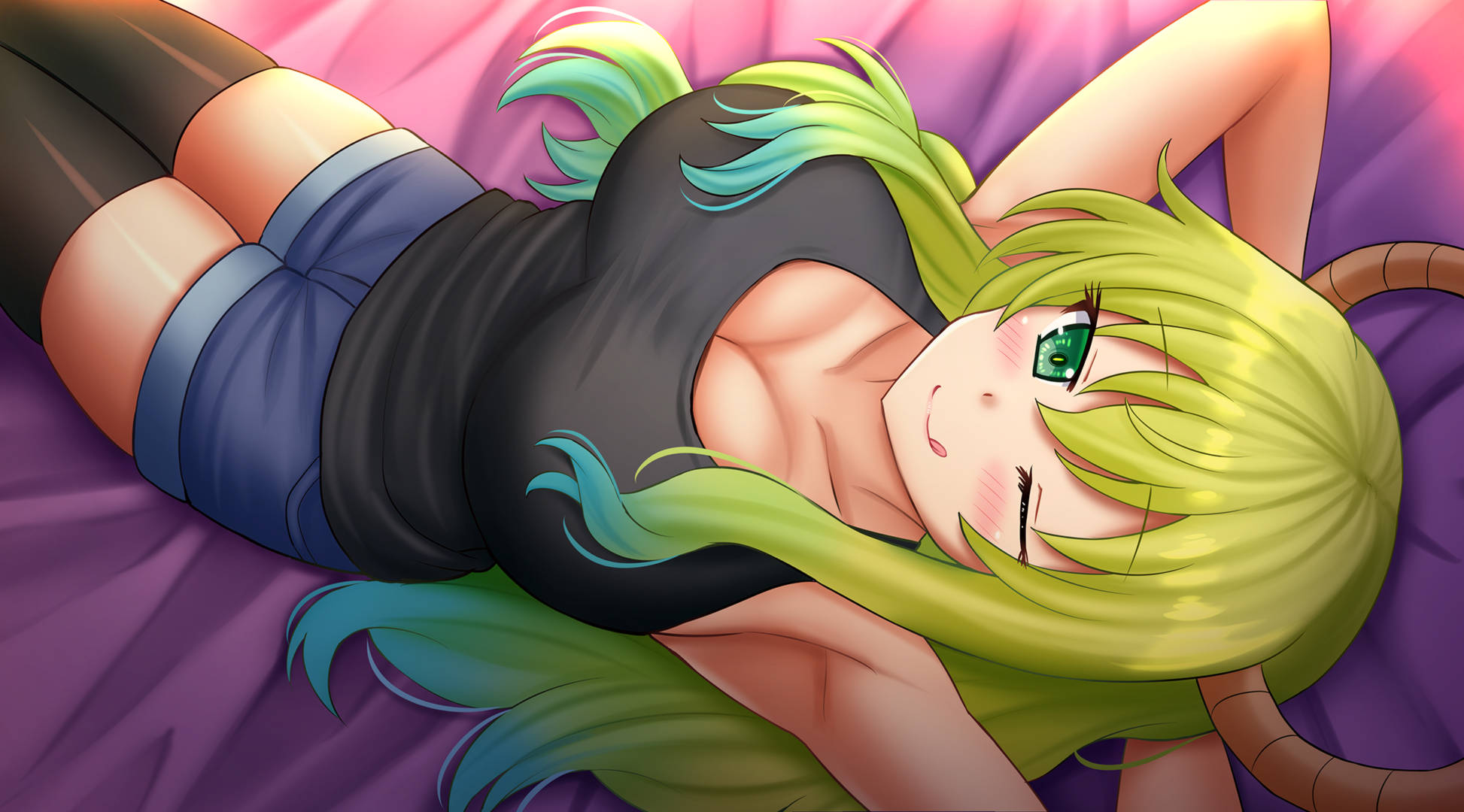 Lucoa 桌布 壁紙 — 一個開心的動漫女孩，擁有綠色和藍色的頭髮，放鬆地躺在紫色床罩上，雙手放在腦後，溫柔地微笑。