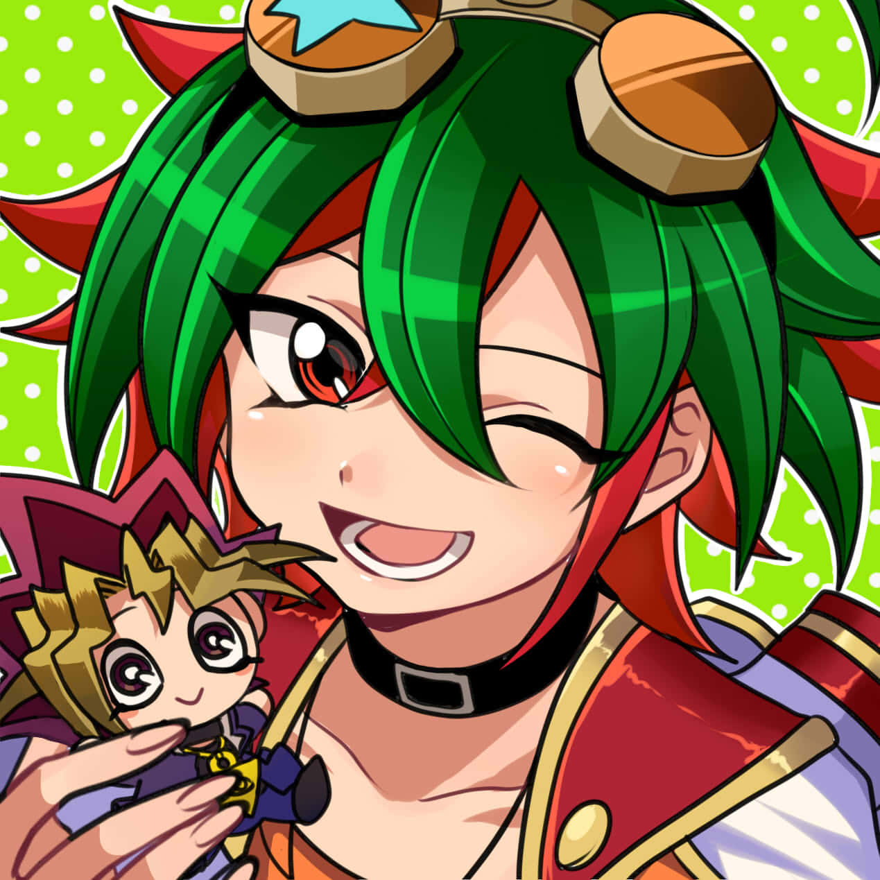 Yuya Sakaki 桌布 壁紙 — 一個開心的動漫女孩，擁有綠色格紋頭髮和紅色角，在明亮的綠色圓點背景前抱著一個小小的chibi角色。