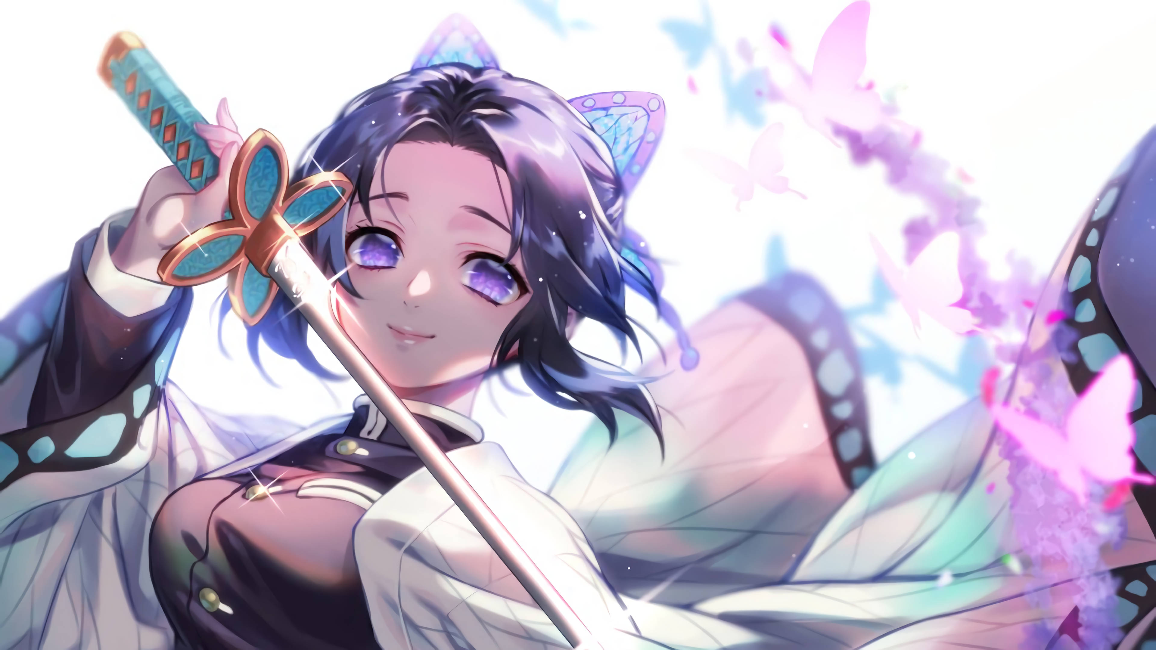 Shinobu Kocho 桌布 壁紙 — 一個開心的動漫女孩，擁有蝴蝶翅膀和紫色眼睛，在明亮光線中手持劍，粉紅色蝴蝶在她周圍飛舞。