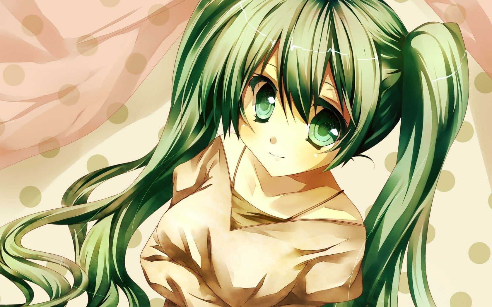 Vocaloid 桌布 壁紙 — 一個開心的動漫女孩，擁有長長的綠色雙馬尾和明亮的綠色眼睛，在粉紅色圓點背景前溫柔微笑。
