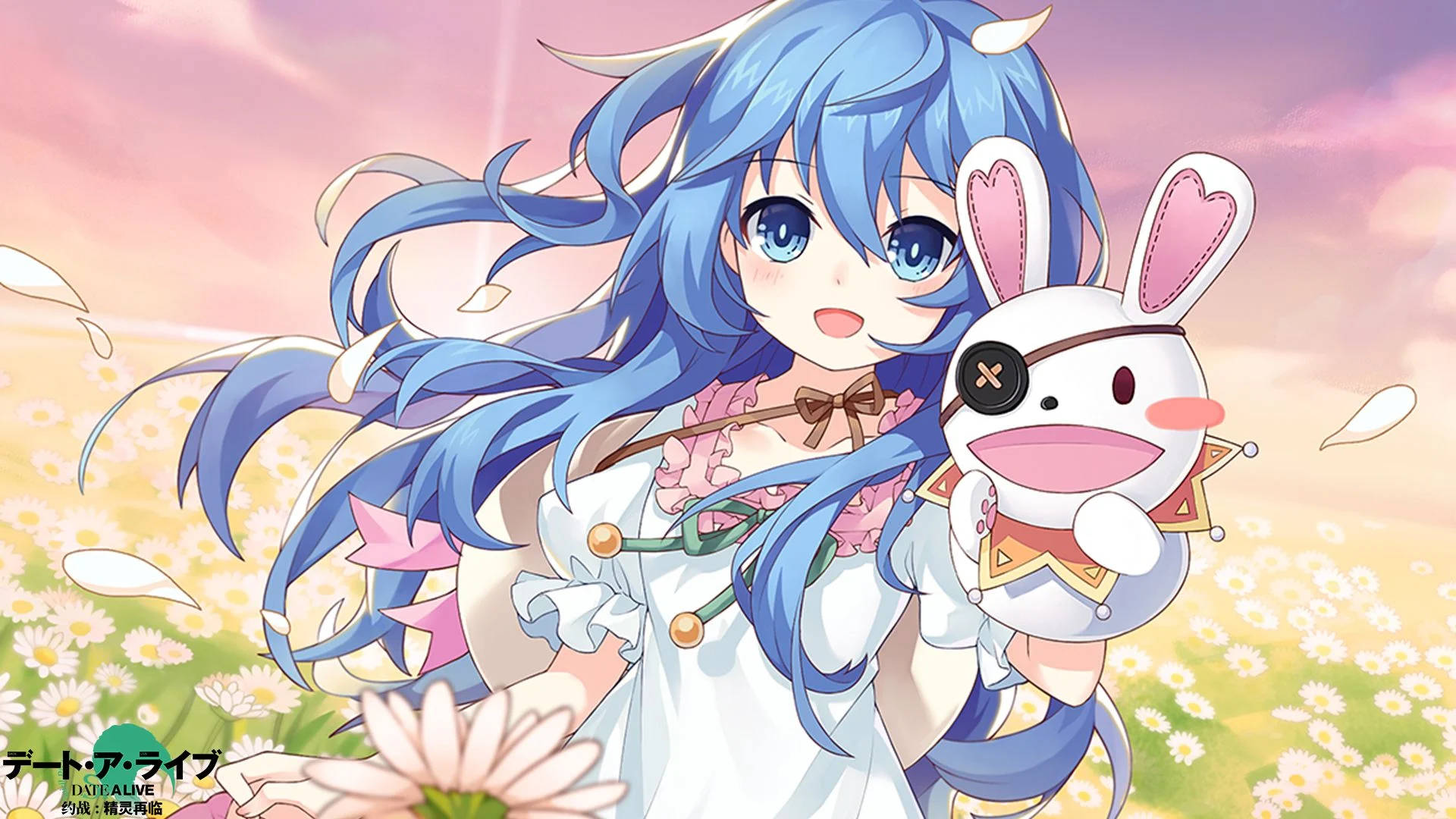 yoshino himekawa 桌布 壁紙 — 一個開心的動漫女孩，擁有飄逸的藍色頭髮和角，在粉紅色夕陽天空下的雛菊花田裡抱著一個兔子毛絨玩具。