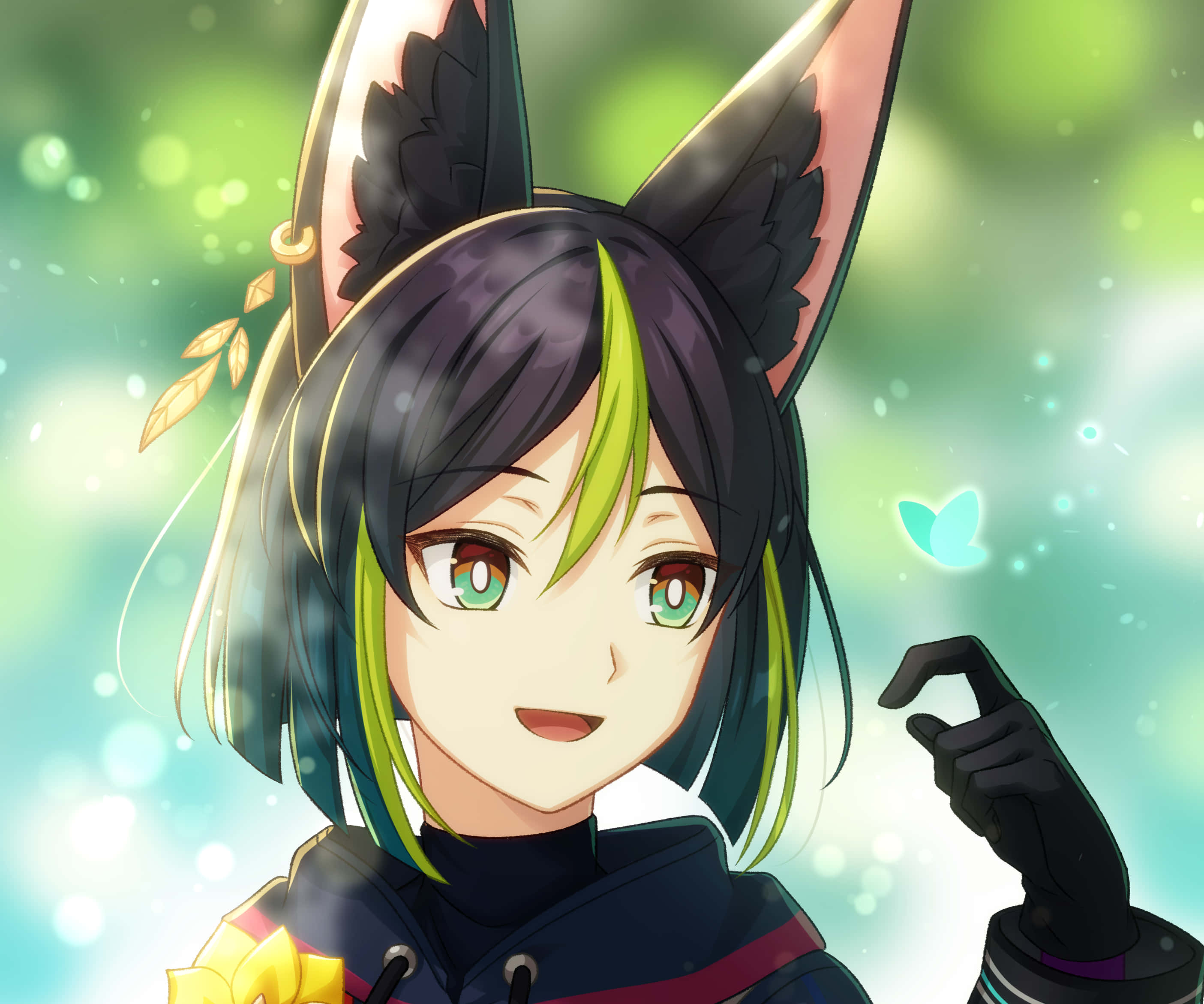 Genshin 桌布 壁紙 — 一個開心的動漫女孩，擁有黑色和綠色的頭髮和狐狸耳朵，在柔和發光的綠色和藍色散景背景前溫柔地微笑。