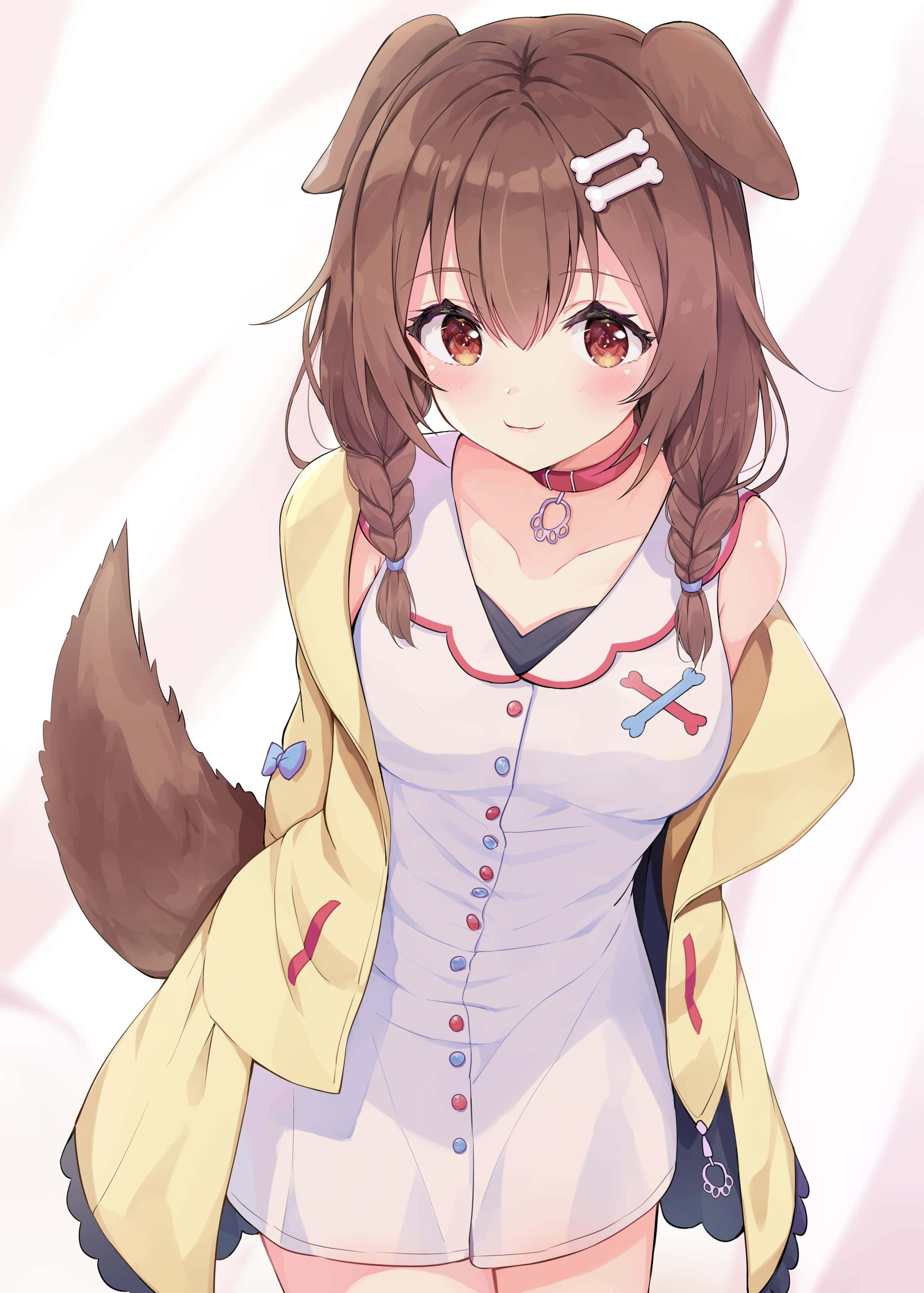 Inugami Korone 桌布 壁紙 — 一個開心的動漫女孩，有棕色狗耳朵和尾巴，穿著黃色外套，內搭有骨頭圖案的白色連衣裙，背景是柔和的粉紅色。