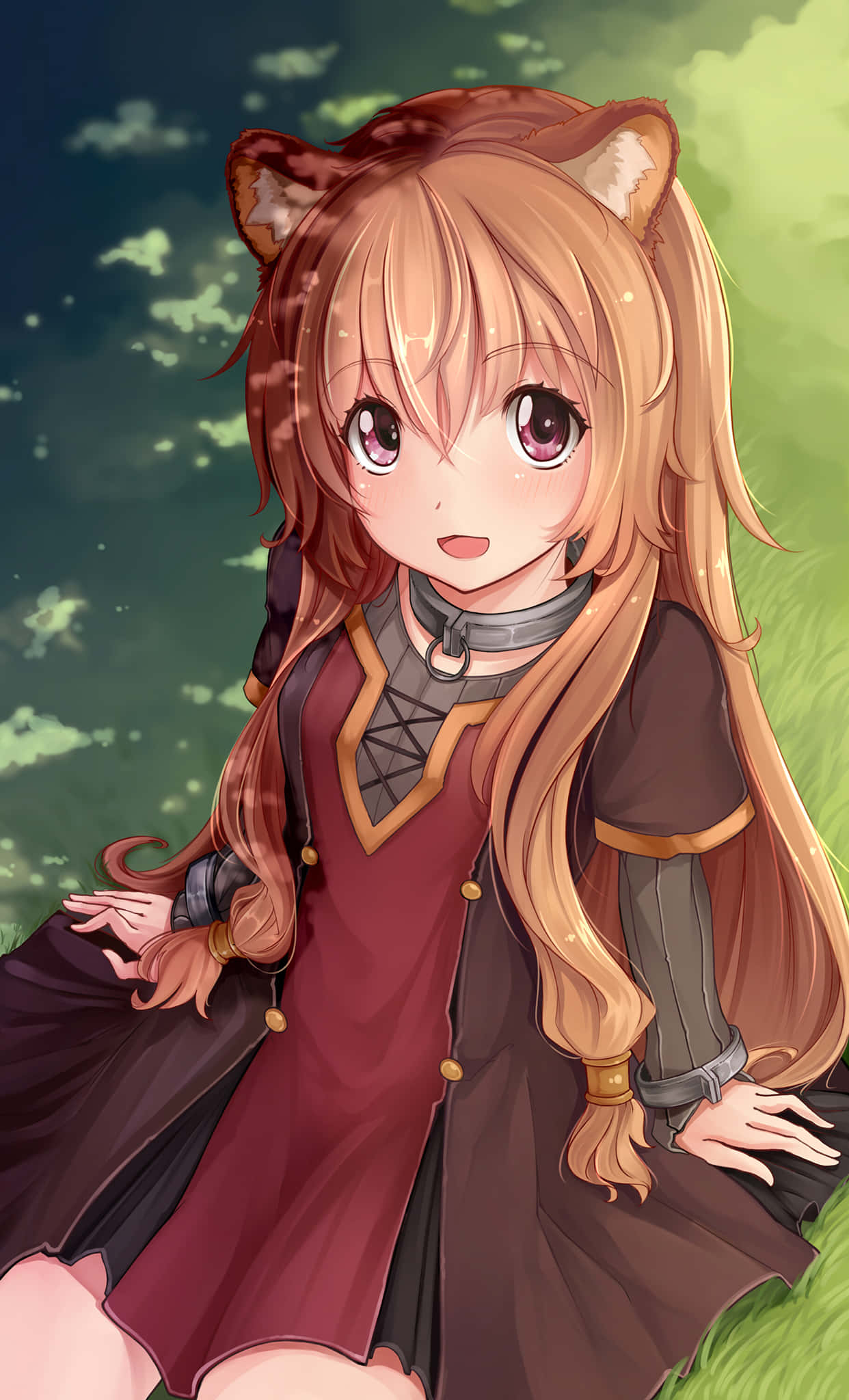 Raphtalia 桌布 壁紙 — 一個開心的動漫女孩，有狐狸耳朵和長金髮，坐在草地上，天空柔和綠色。
