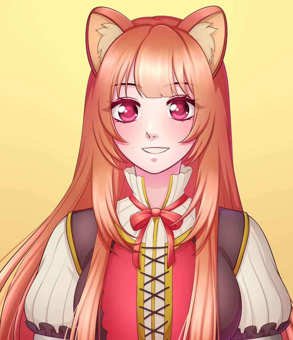Raphtalia 桌布 壁紙 — 一個開心的動漫女孩，有狐狸耳朵和長長的粉紅色頭髮，穿著復古風格的連衣裙，在柔和的黃色背景前溫暖地微笑。
