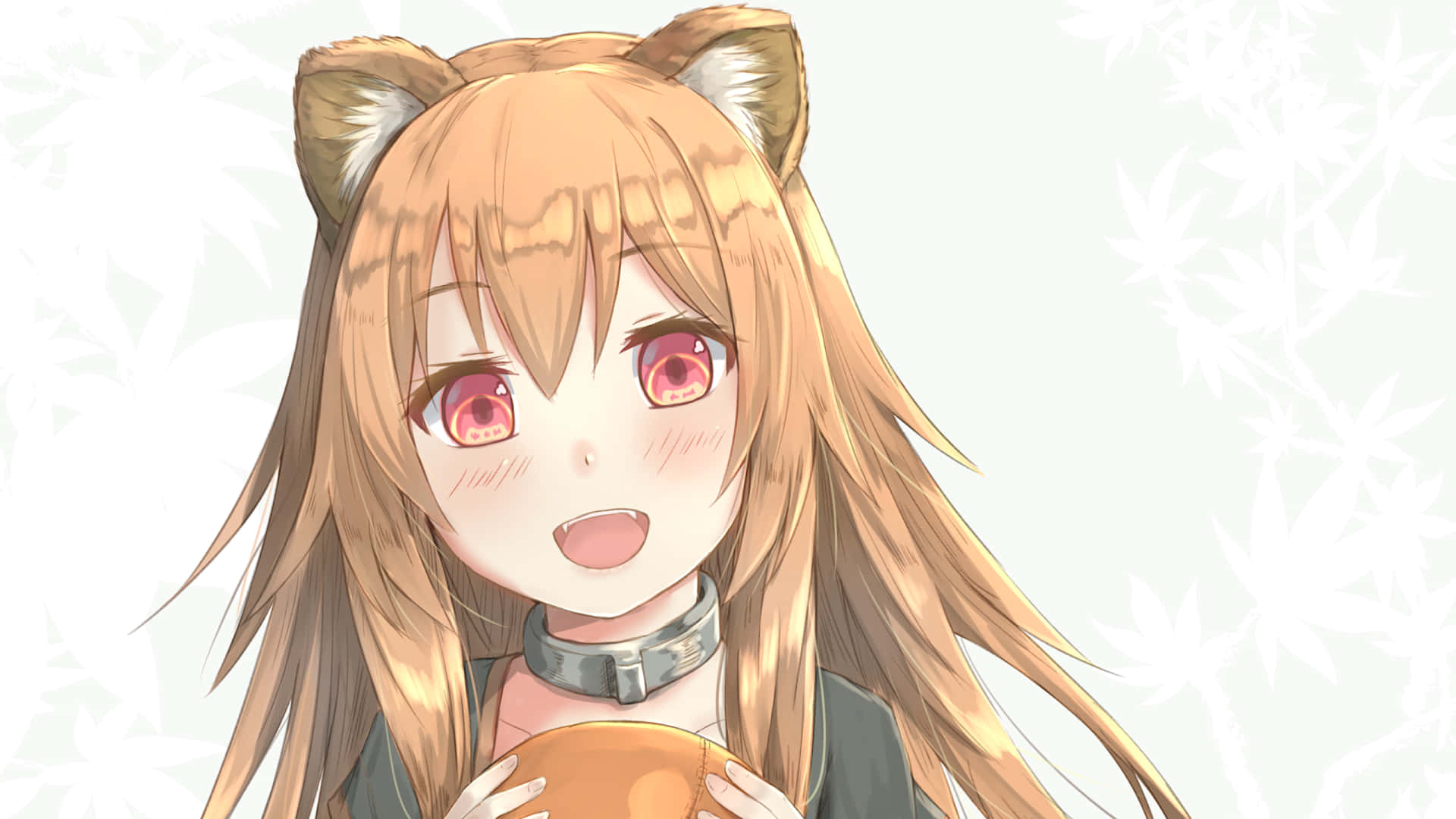 Shield Hero 桌布 壁紙 — 一個開心的動漫女孩，有狐狸耳朵和粉紅色眼睛，在柔和淺色背景上帶有模糊楓葉圖案，抱著一個圓形物體。