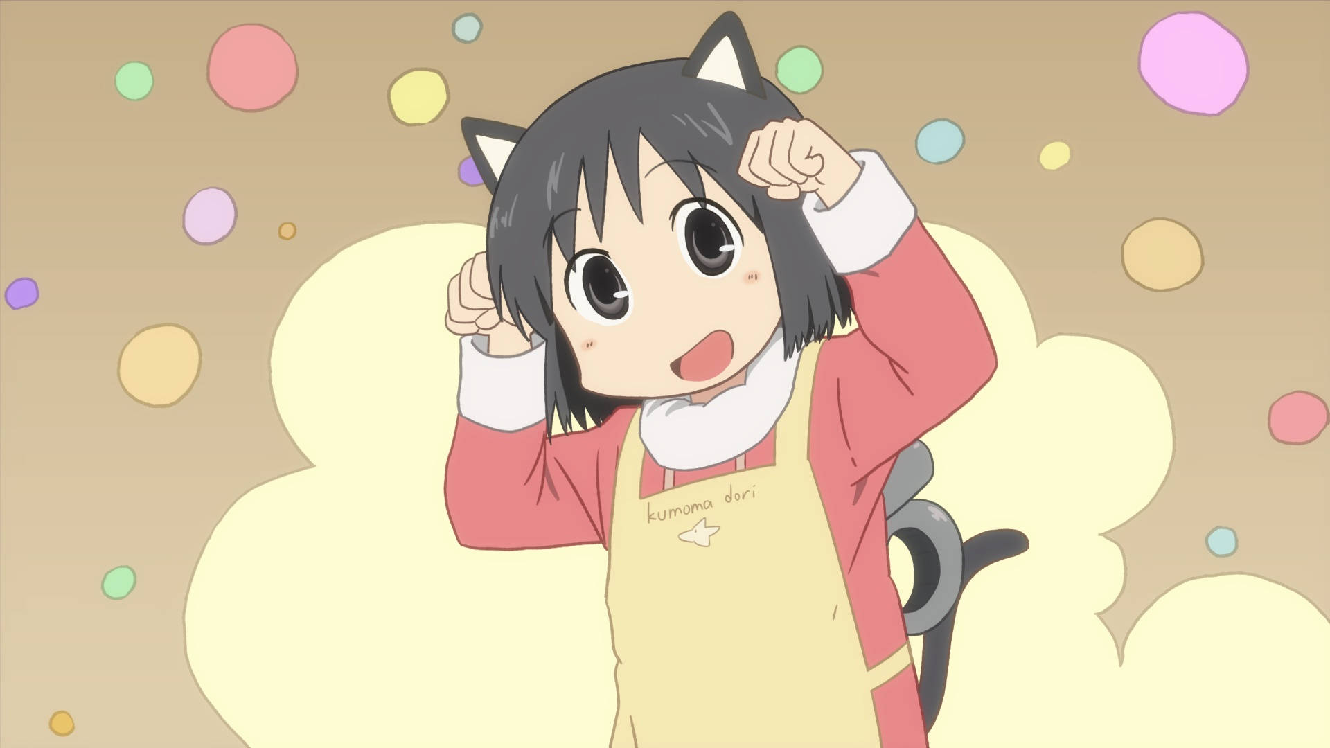 Nichijou 桌布 壁紙 — 一個開心的動漫女孩，有貓耳和尾巴，穿著黃色圍裙和粉紅色袖子，在粉彩圓點背景前舉起拳頭擺姿勢。