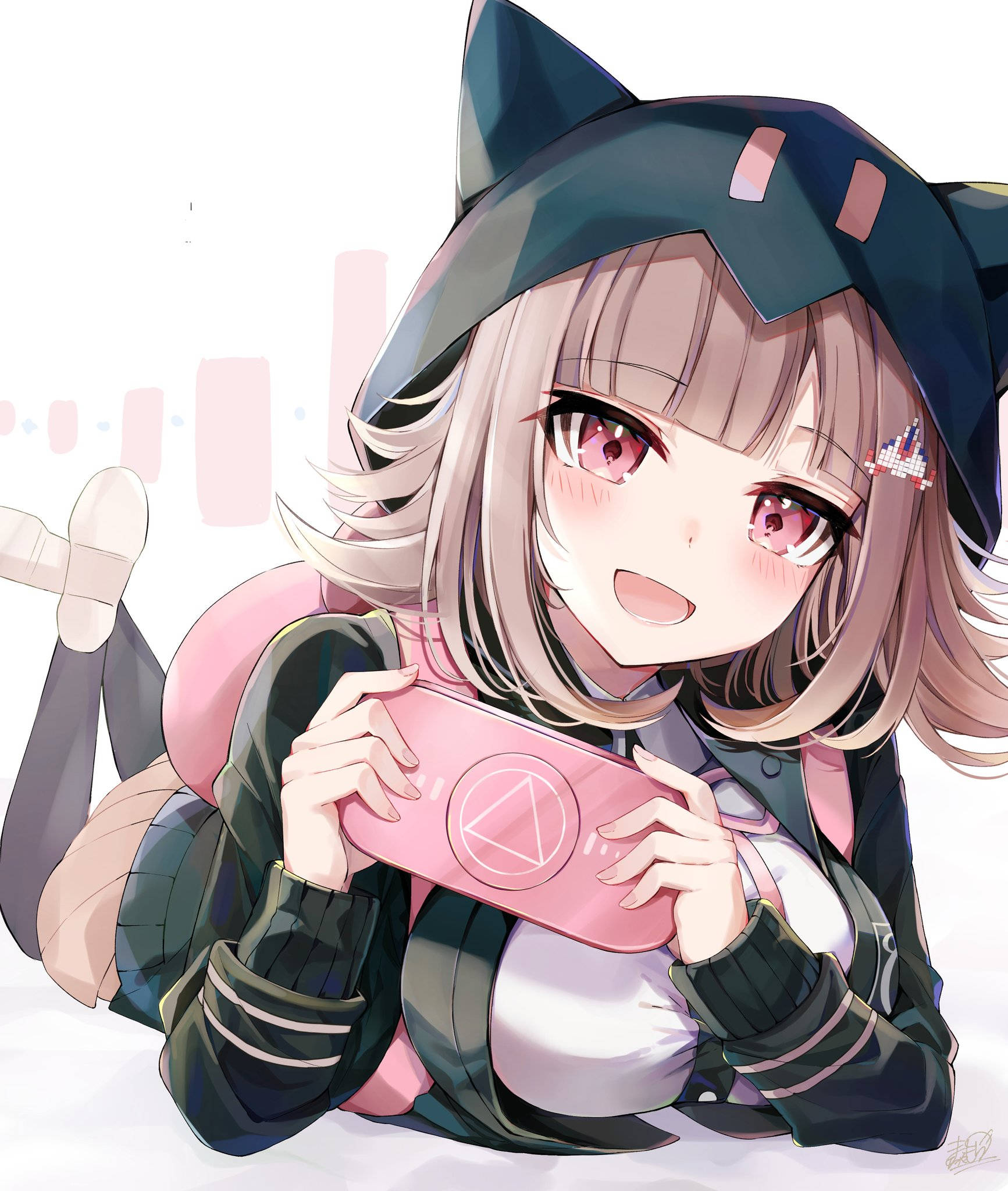 Chiaki 桌布 壁紙 — 一個開心的動漫女孩，有貓耳和粉紅色的眼睛，躺著拿著粉紅色的遊戲機。