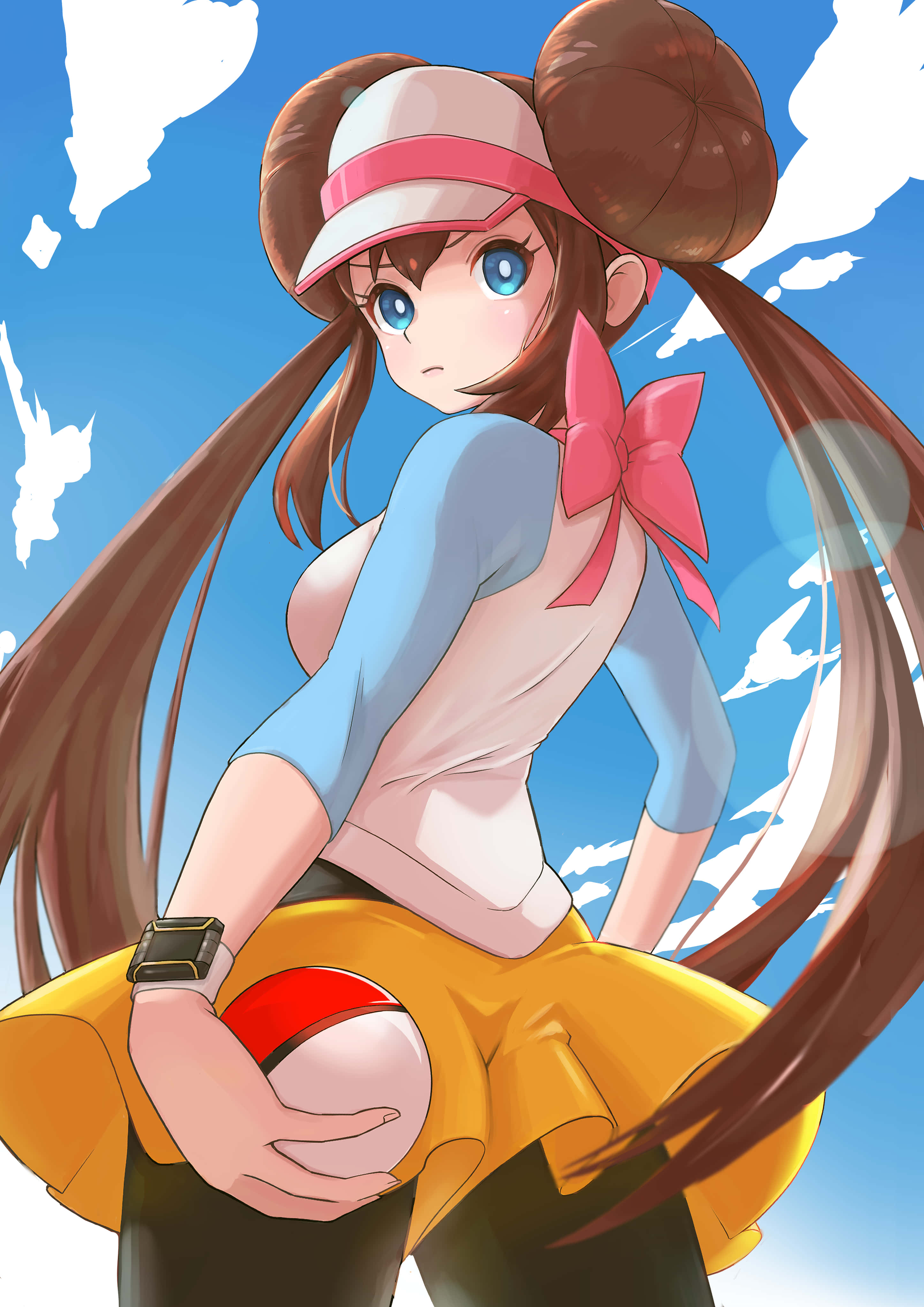 Pokemon Fan Art 桌布 壁紙 — 一個開心的動漫女孩，棕色雙馬尾和粉紅色蝴蝶結，在藍天白雲下拿著精靈球。
