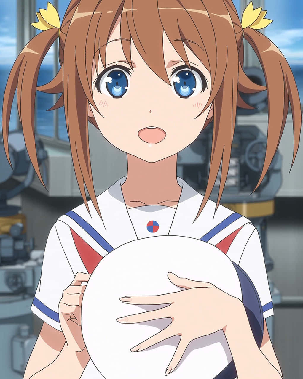 High School Fleet 桌布 壁紙 — 一個開心的動漫女孩，棕色雙馬尾和藍色眼睛，在船橋環境中拿著一個白色飛盤。