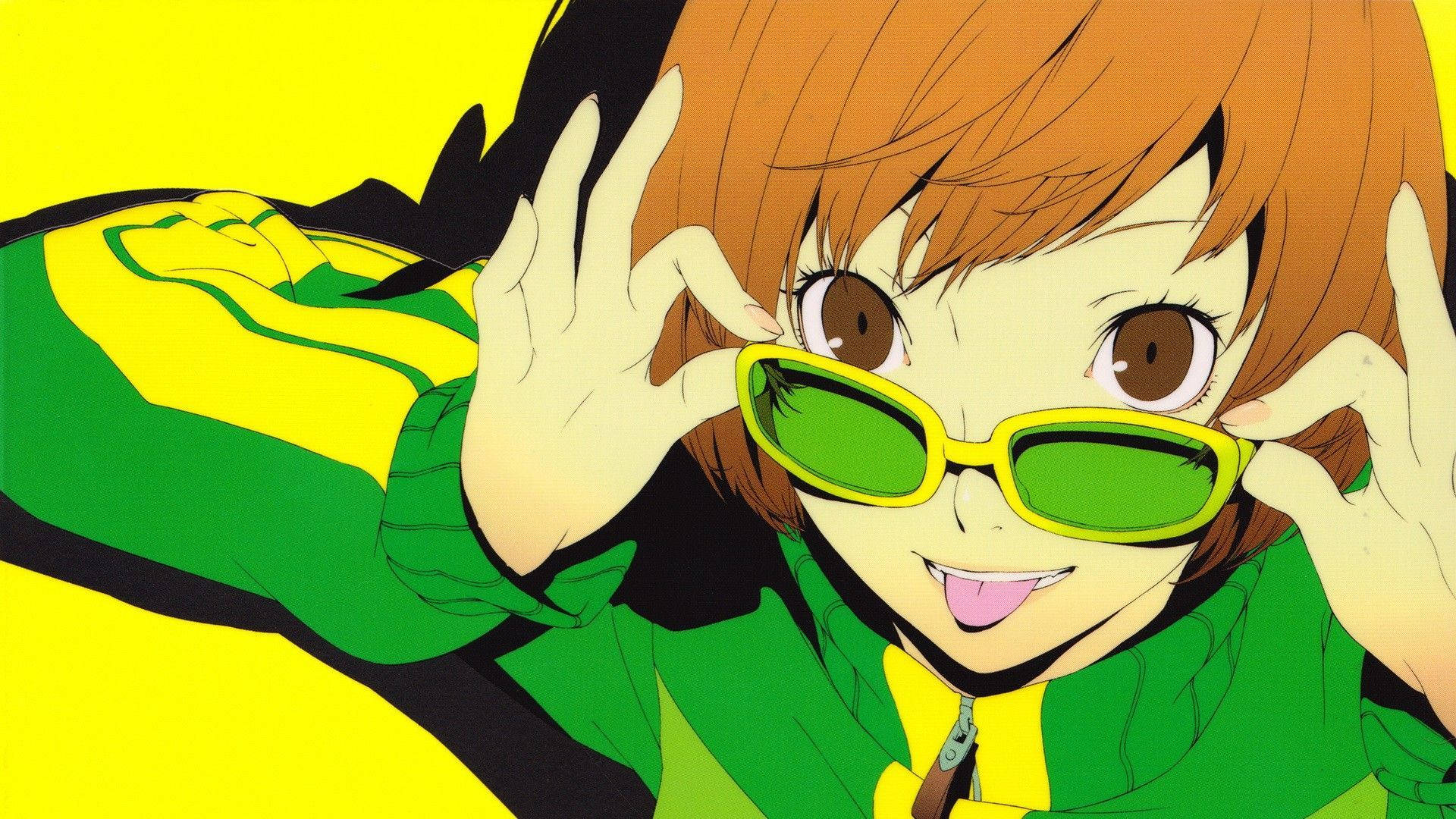 Persona 4 桌布 壁紙 — 一個開心的動漫女孩，棕色頭髮，戴著綠色太陽眼鏡，在明亮的黃色背景前頑皮地調整眼鏡。