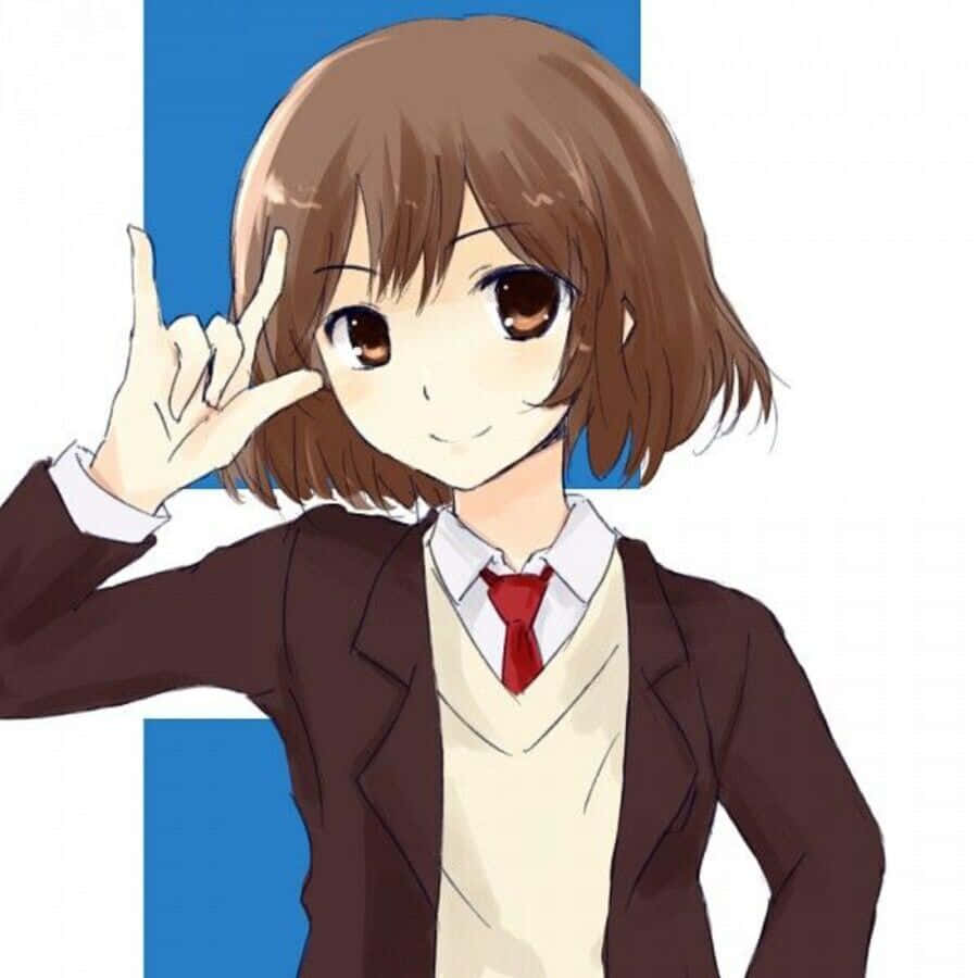 Haruhi Sasaki 桌布 壁紙 — 一個開心的動漫女孩，棕色頭髮，穿著校服，在藍白背景前做出搖滾手勢。