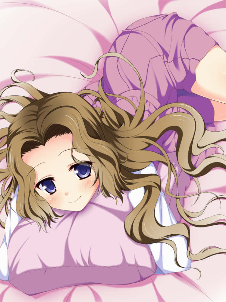Nunnally Lamperouge 桌布 壁紙 — 一個開心的動漫女孩，棕色頭髮和藍色眼睛，微笑著躺在柔軟的粉紅色枕頭上。