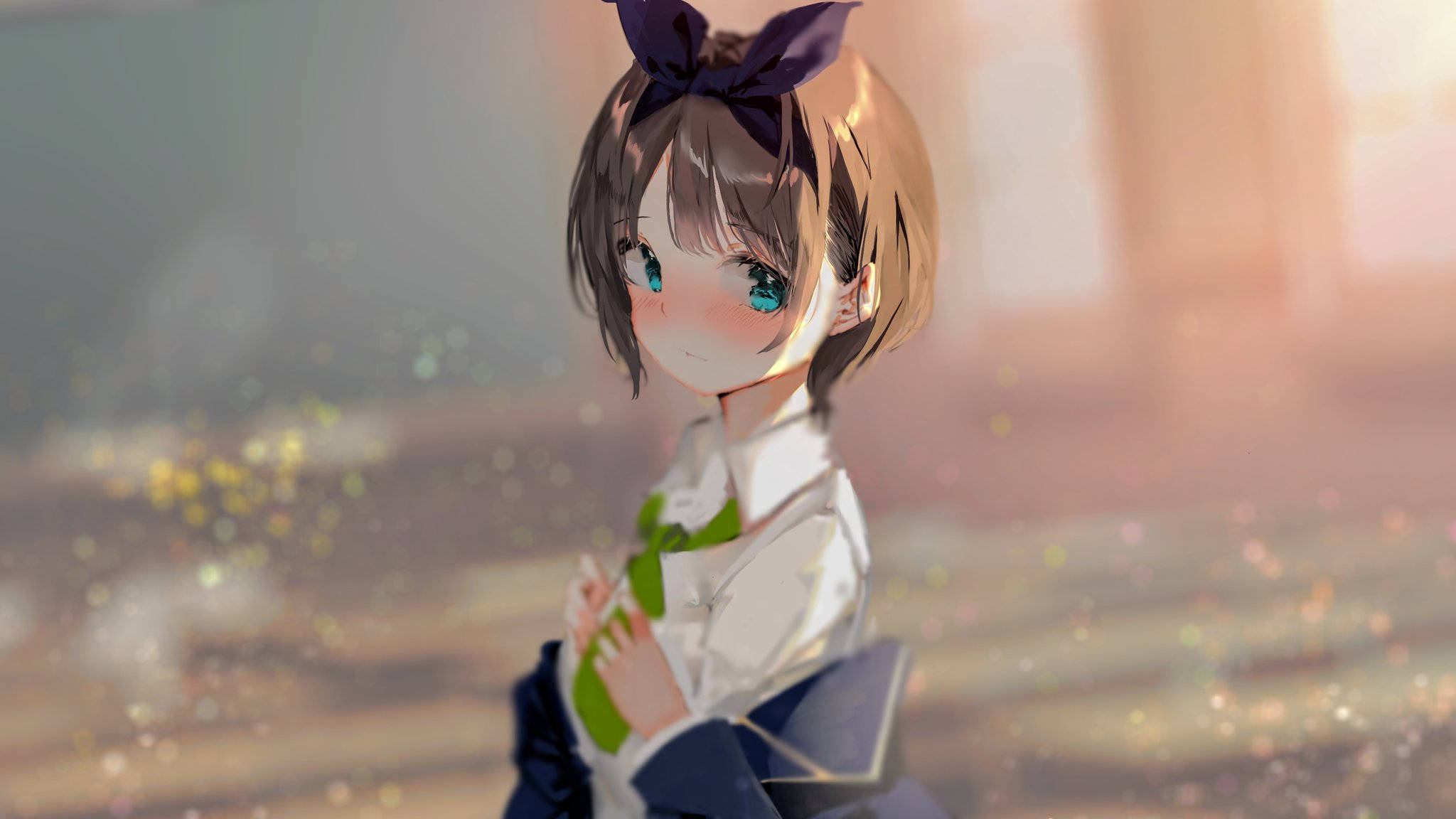 Girlfriend 桌布 壁紙 — 一個開心的動漫女孩，棕色頭髮和藍色眼睛，穿著帶有綠色蝴蝶結的校服微笑。