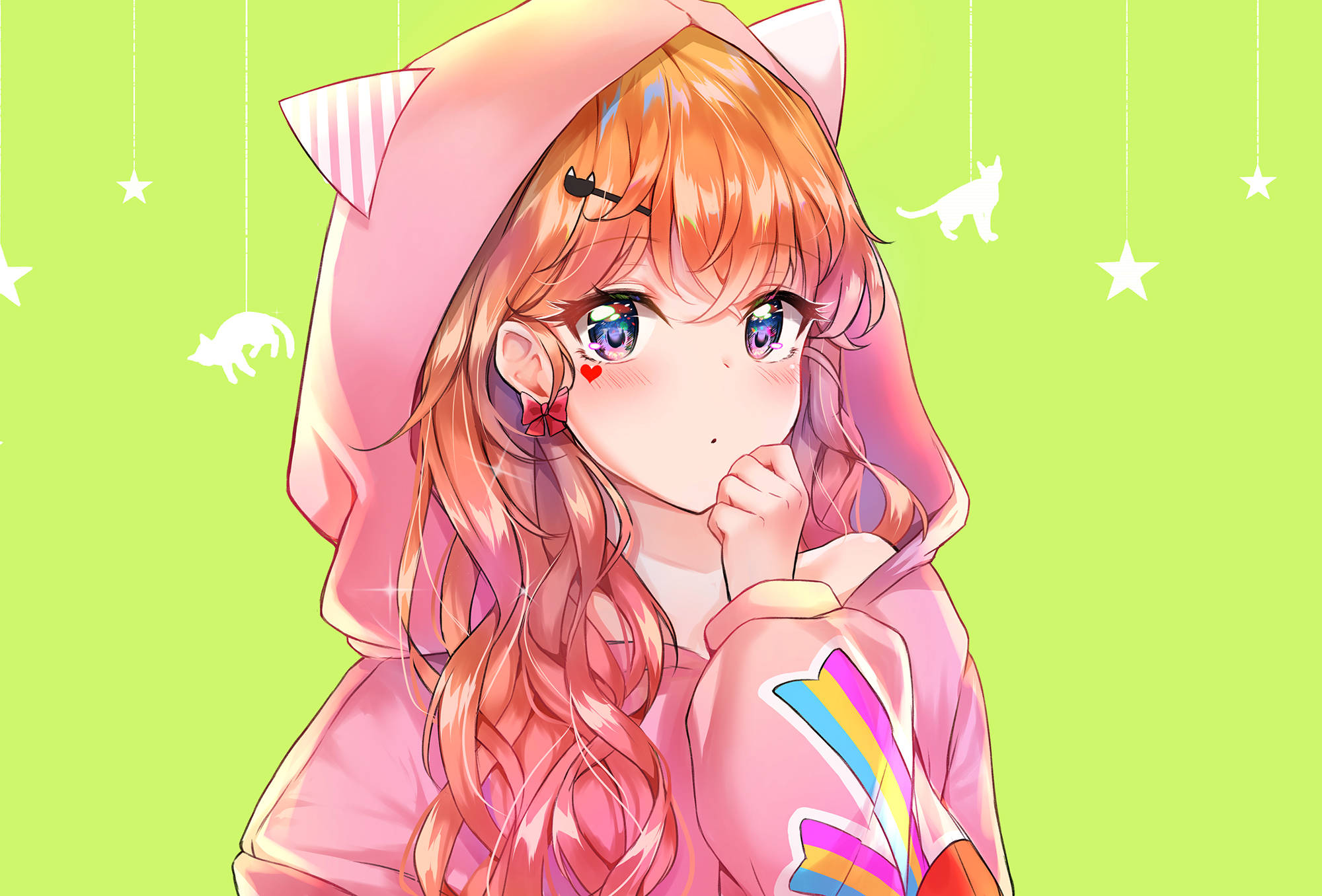 Hoodie 桌布 壁紙 — 一個開心的動漫女孩，橙色頭髮和貓耳，穿著粉紅色連帽衫，背景是明亮的綠色，掛著星星和貓的剪影。