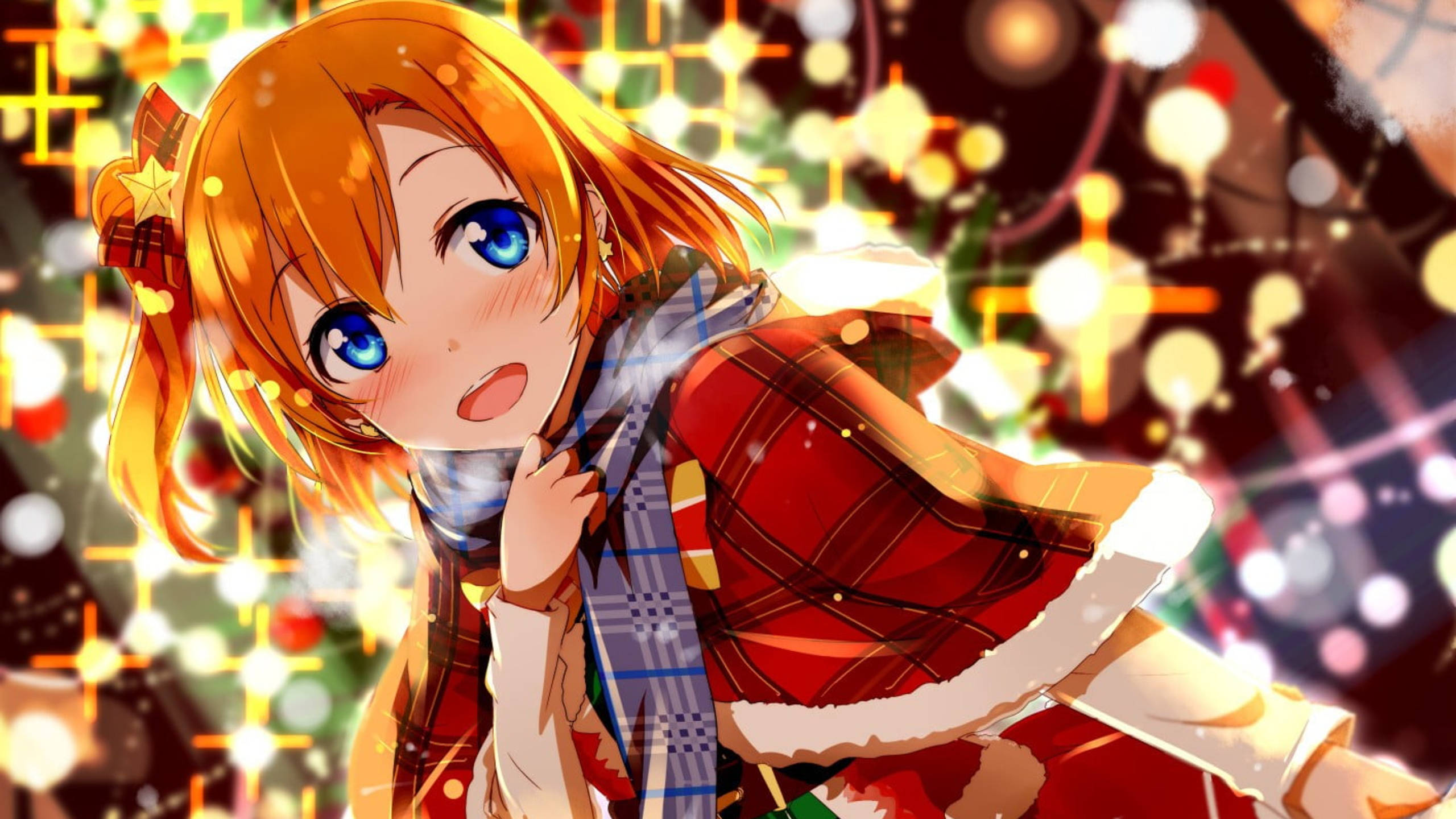 Anime Christmas 桌布 壁紙 — 一個開心的動漫女孩，橙色頭髮藍色眼睛，穿著紅色格紋外套和圍巾，背景是閃爍的節日裝飾。