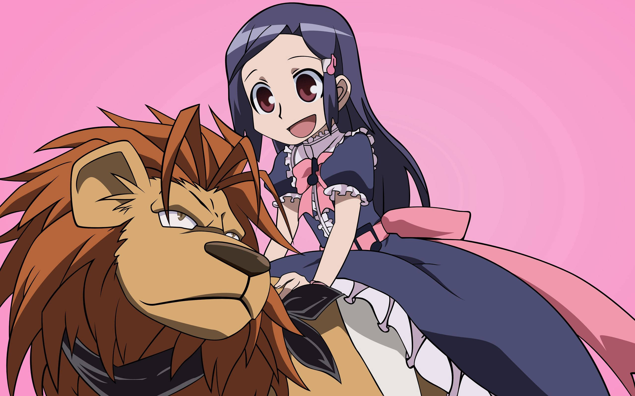 happy anime 桌布 壁紙 — 一個開心的動漫女孩，深色頭髮，戴著粉紅色蝴蝶結，騎著一頭脾氣暴躁的獅子，背景是柔和的粉紅色漸層。