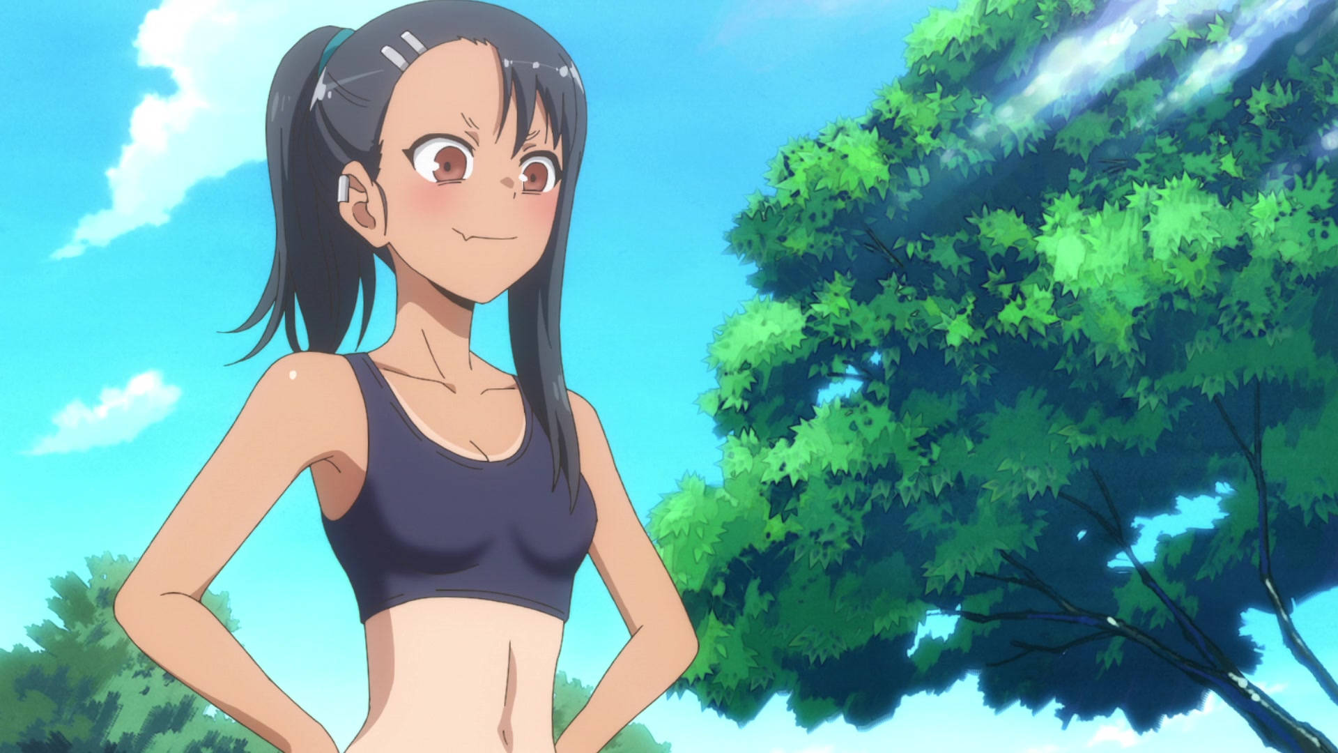 Nagatoro 桌布 壁紙 — 一個開心的動漫女孩，深色頭髮紮成馬尾，自信地站在戶外，背景是明亮的藍天和茂密的綠樹。