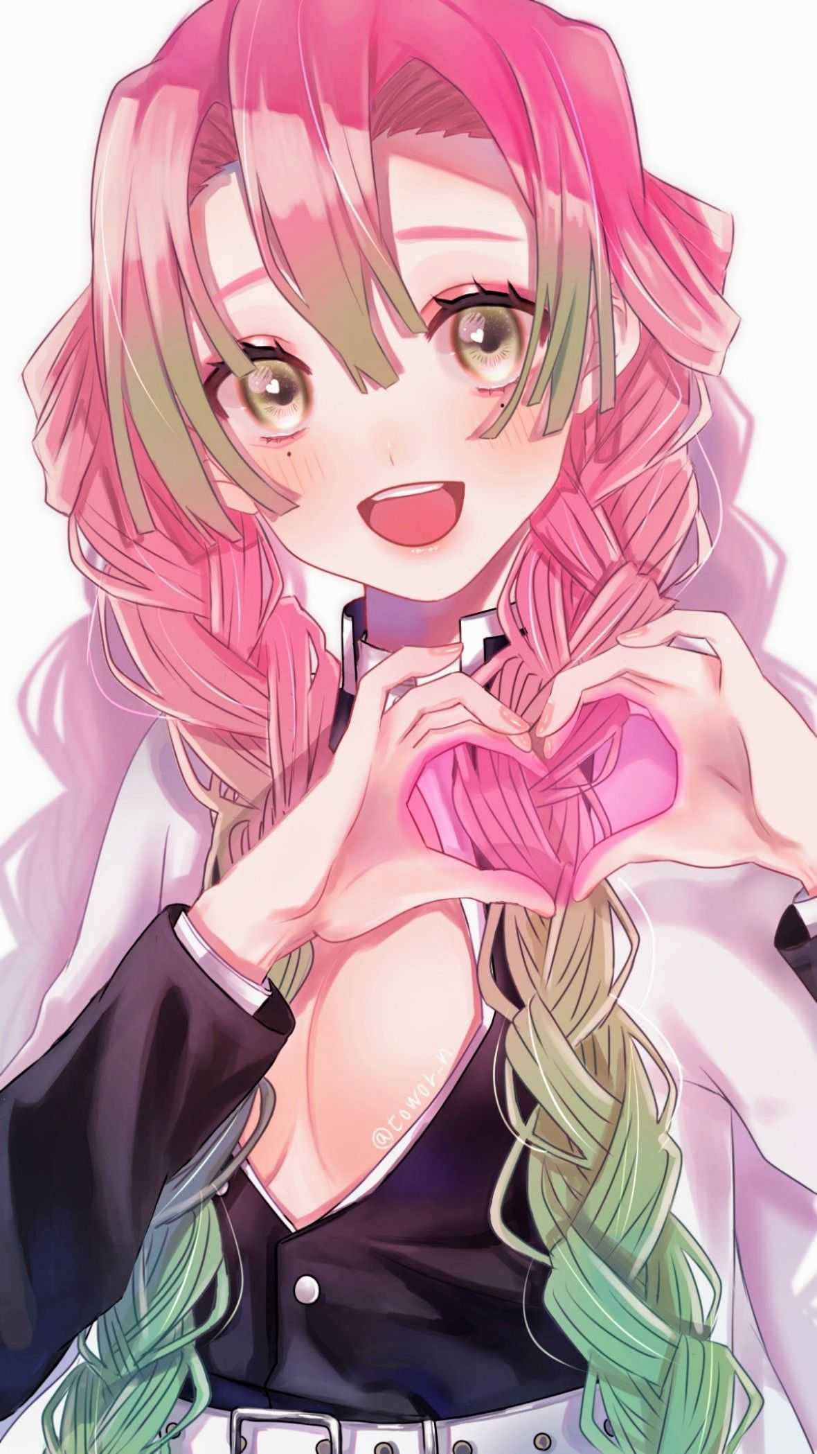 Mitsuri 桌布 壁紙 — 一個開心的動漫女孩，粉紅色和綠色辮子頭髮，在柔和的白色背景前用手做出心形。