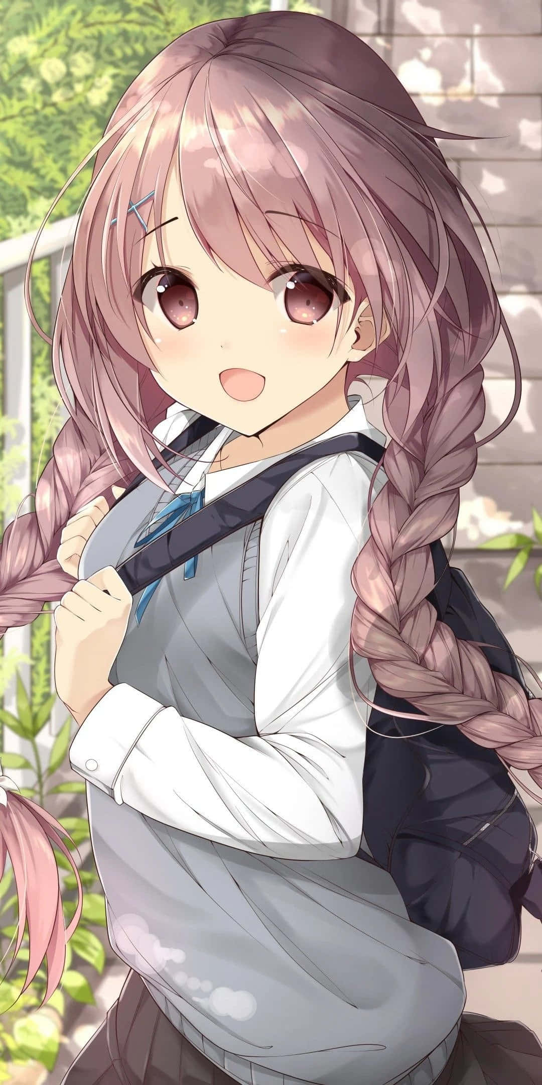 可愛動漫 桌布 壁紙 — 一個開心的動漫女孩，粉紅色辮子頭髮和校服，微笑著在戶外拿著背包。