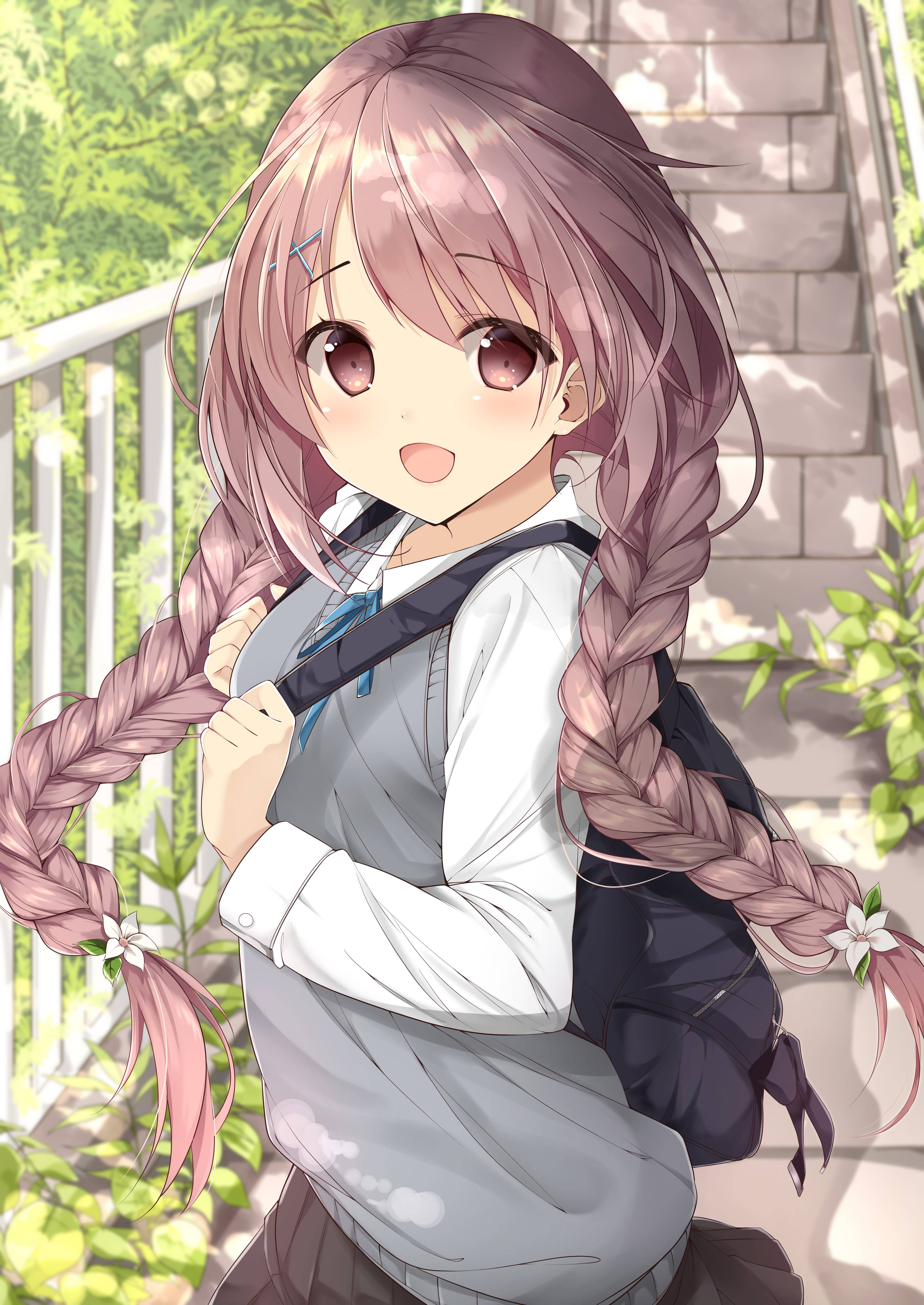動漫女孩 桌布 壁紙 — 一個開心的動漫女孩，粉紅色辮子頭髮和校服，微笑著在戶外拿著背包。