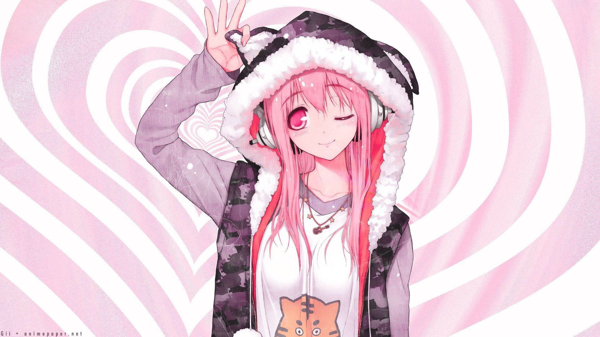 Cute Pink Girl 桌布 壁紙 — 一個開心的動漫女孩，粉紅色頭髮，戴著耳機，在旋轉的粉紅色和白色心形背景前揮手。