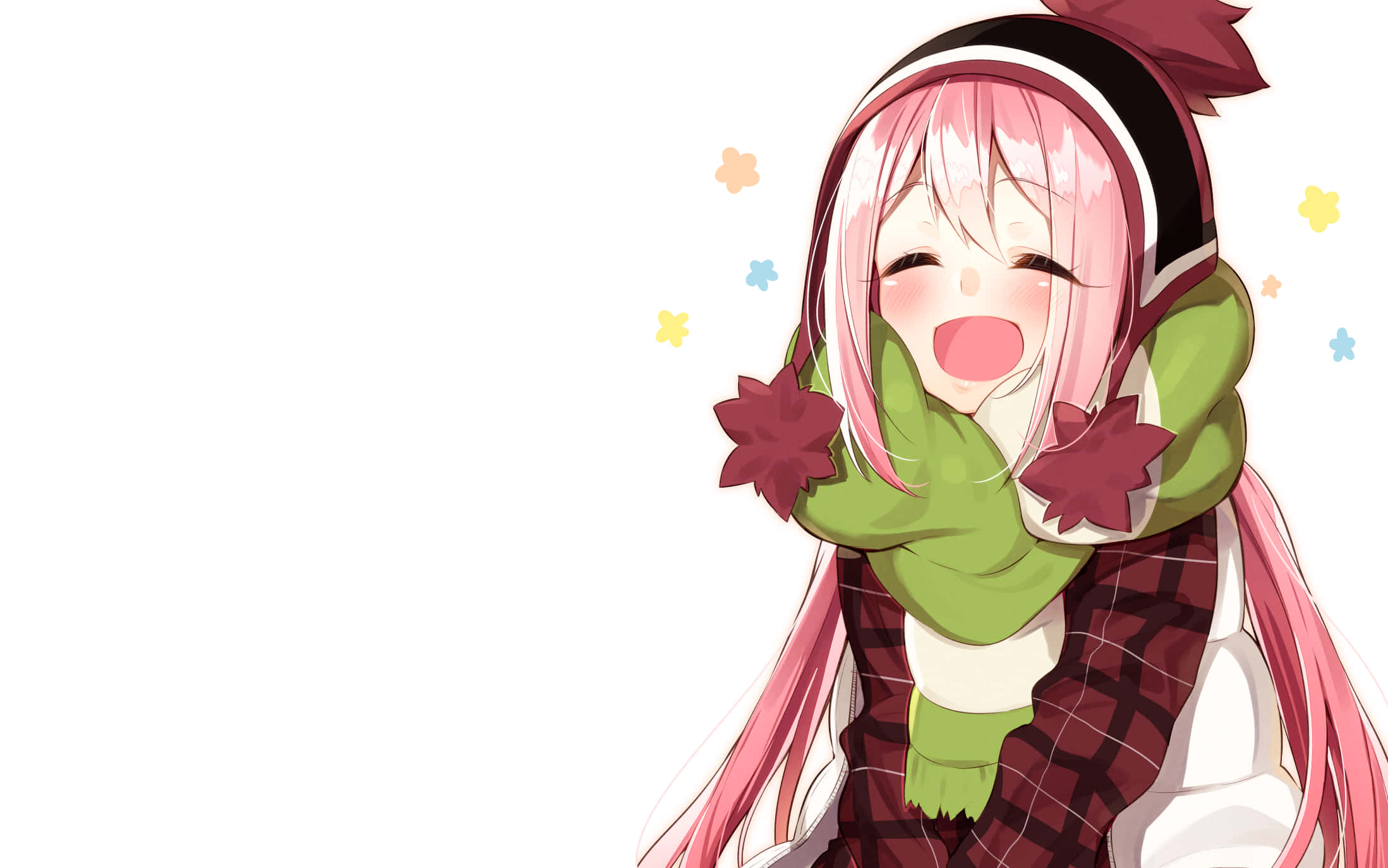Laid Back Camp 桌布 壁紙 — 一個開心的動漫女孩，粉紅色頭髮，被綠色圍巾和冬季帽子包裹著，在純白色背景前開懷大笑。
