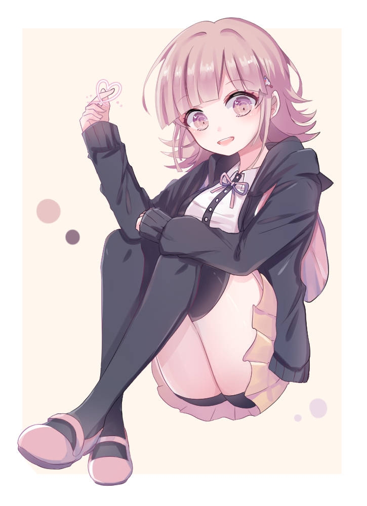 Chiaki 桌布 壁紙 — 一個開心的動漫女孩，粉紅色頭髮，盤腿而坐，在柔和粉彩背景前抱著一個心形物體。