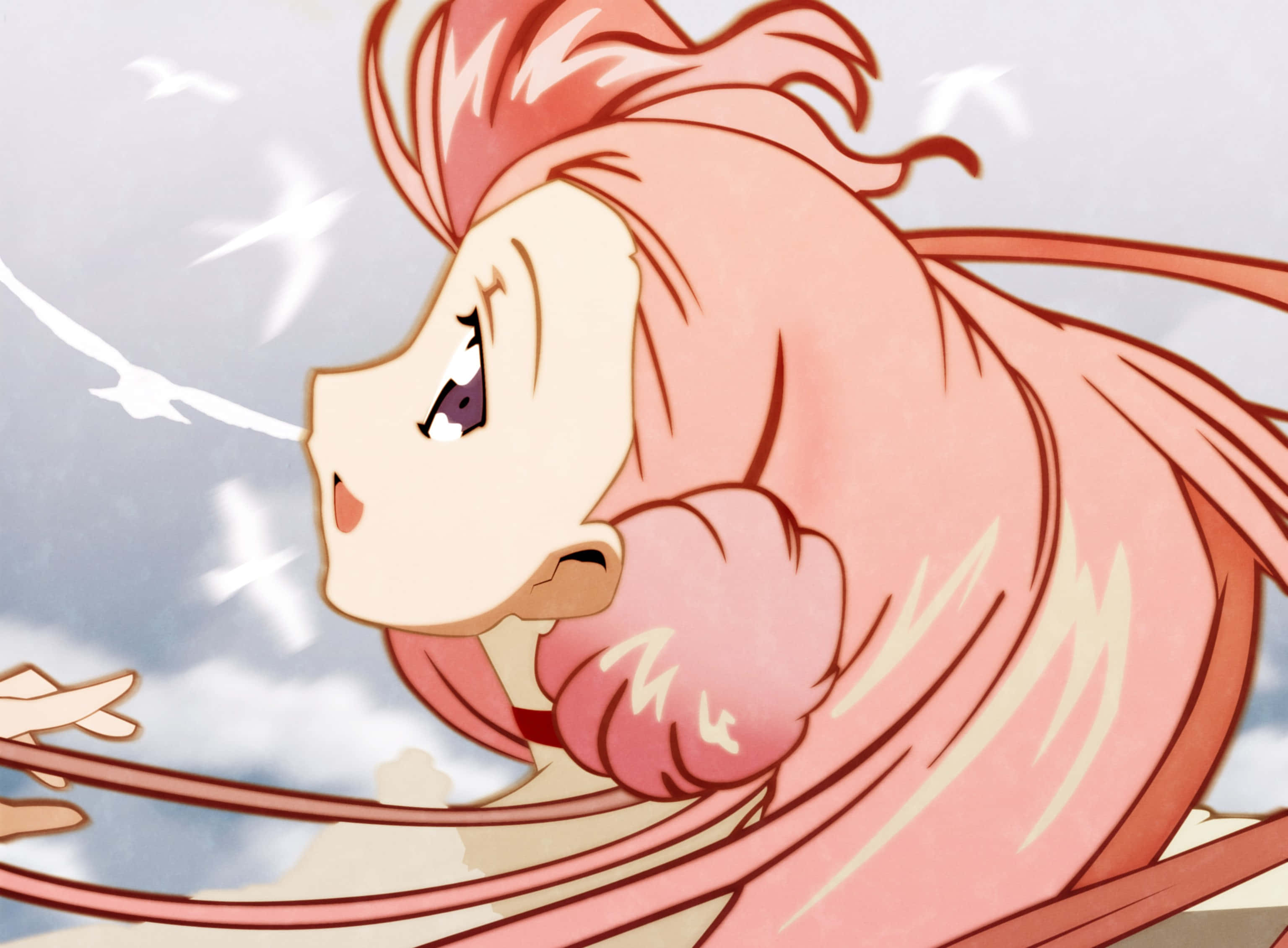 Euphemia Li Britannia 桌布 壁紙 — 一個開心的動漫女孩，粉紅色頭髮和紫色眼睛，在柔和的天空中微笑，鳥兒飛過她身邊。